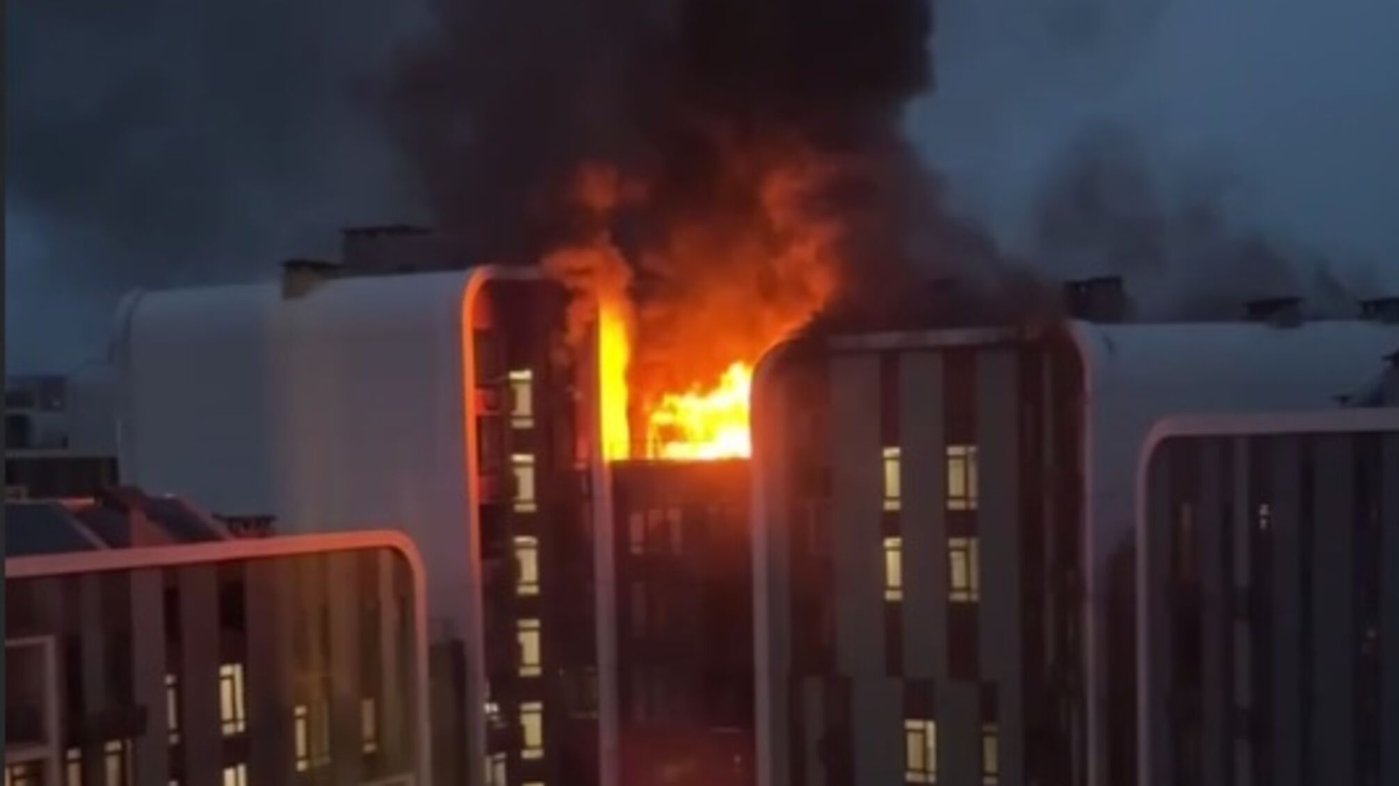 Пожар в Голосеевском районе Киева: загорелся утеплитель в многоэтажке (фото, видео)