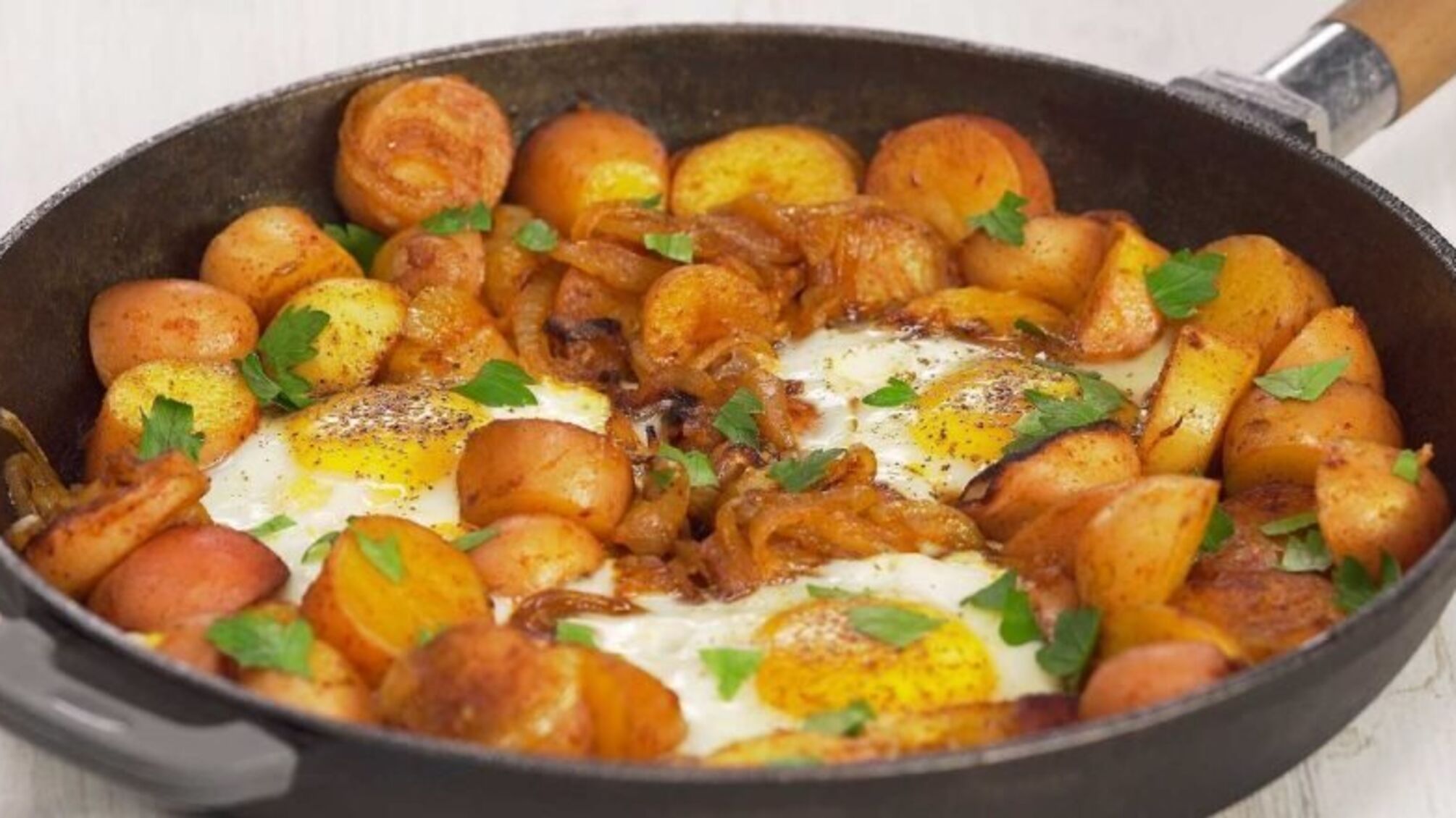 Картофель с яйцом – быстрое и сытное блюдо