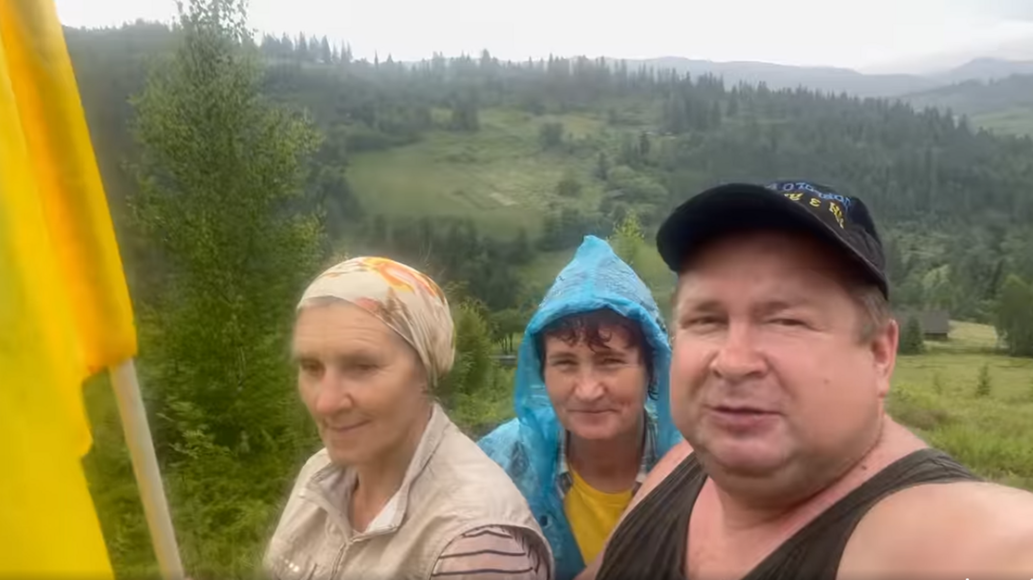Плели сетки и установили флаг Украины: волонтеры-стопкоровцы совершили рабочую поездку по Львовщине
