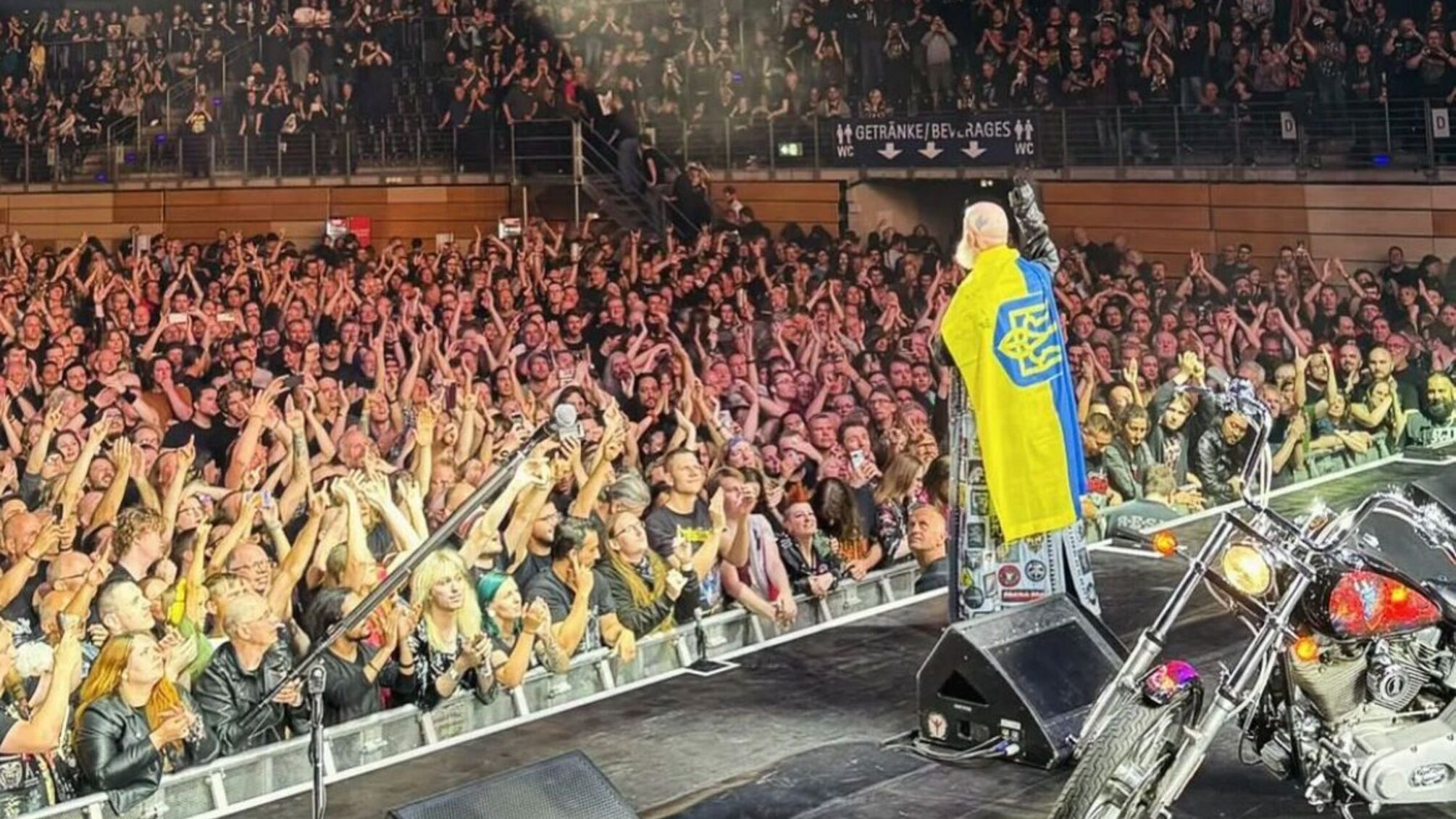 На концерте в Берлине: Легендарная группа Judas Priest подняла украинский флаг