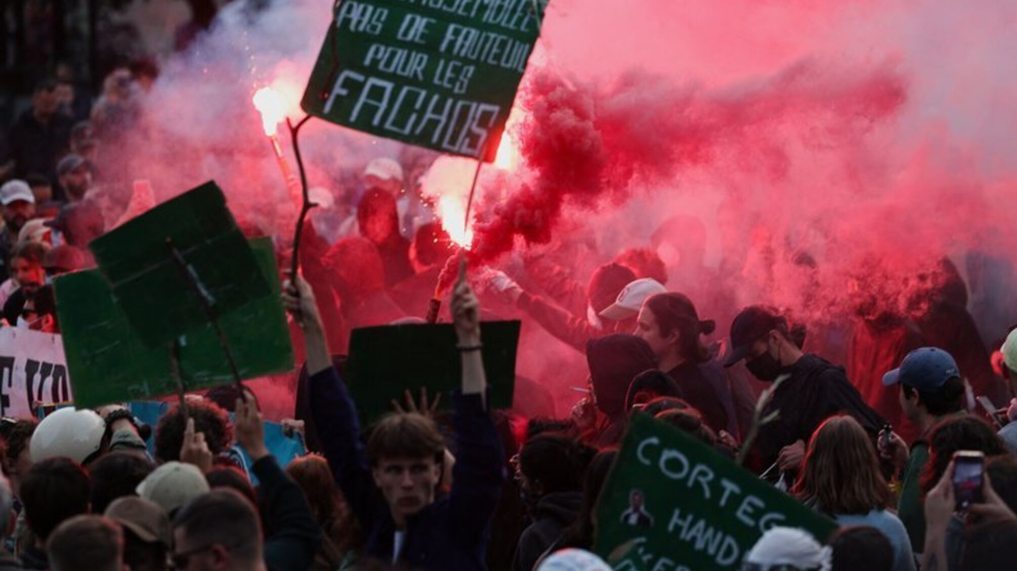 Закінчились дострокові парламентські вибори у Франції, почались протести