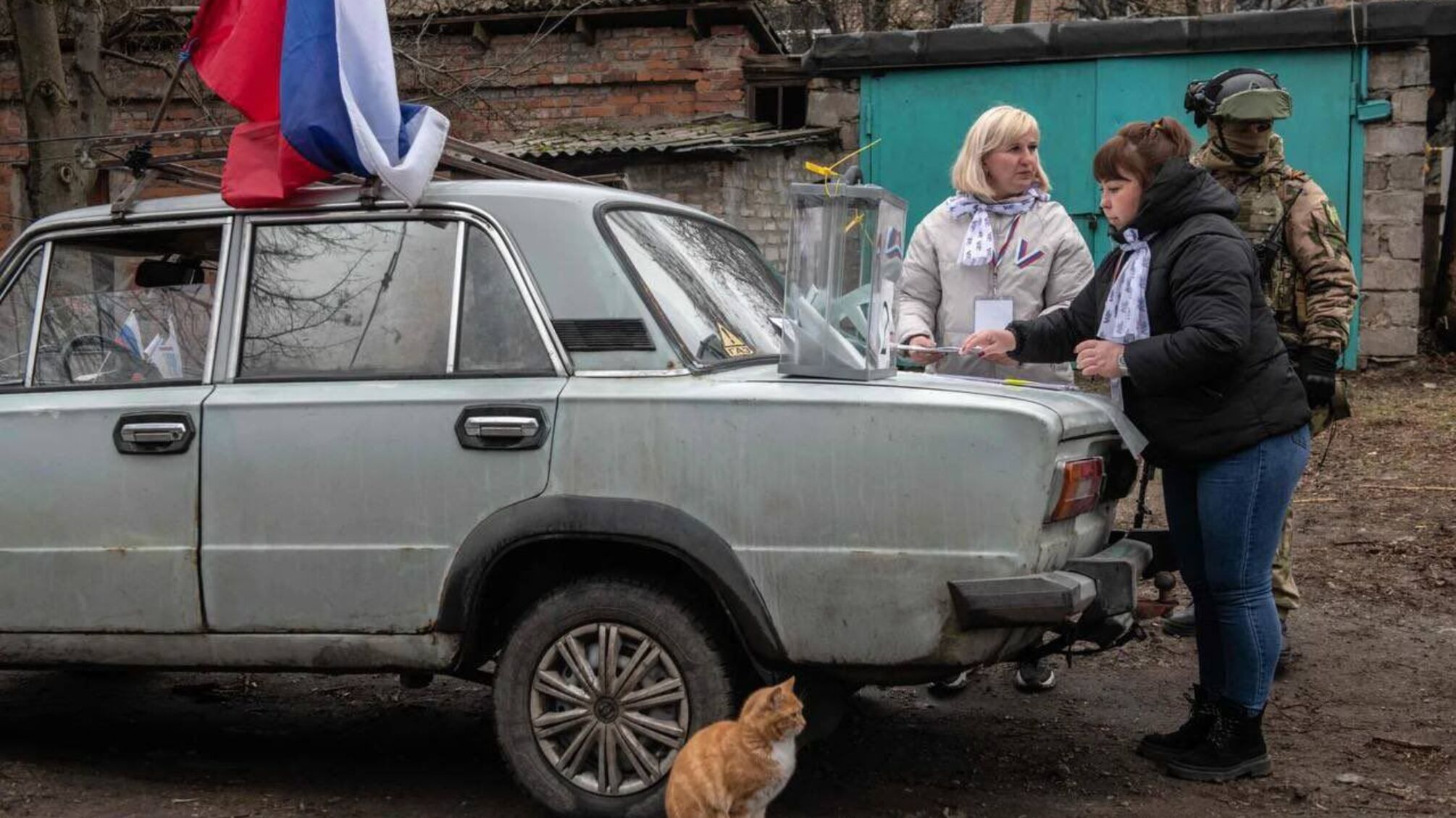 СБУ сообщила о подозрении женщине, которая организовывала 'выборы путина' в Луганской области