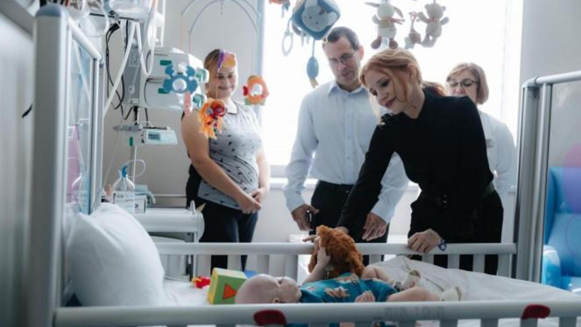 Джессіка з хворими дітьми у лікарні “Охматдит”