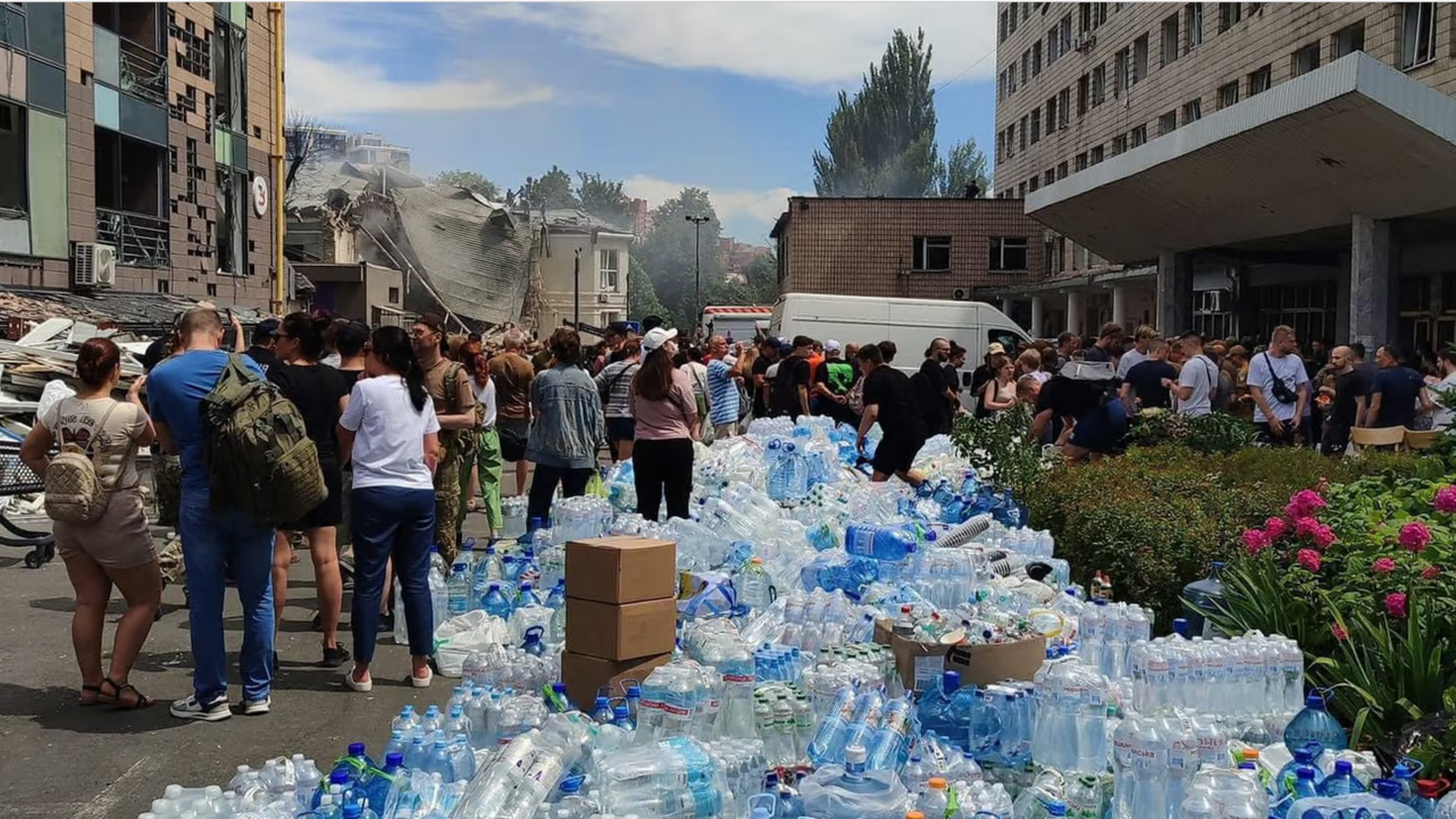  У Києві невідомі залишили біля лікарні 'Охматдит' пляшки з отруєною водою 