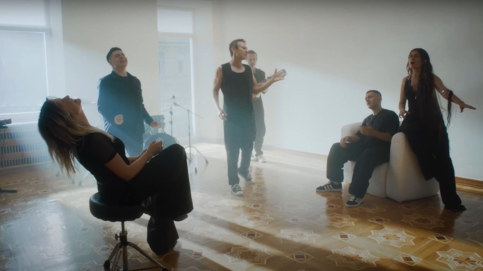 Святослав Вакарчук і сучасні зірки об'єдналися для переспіву культової пісні