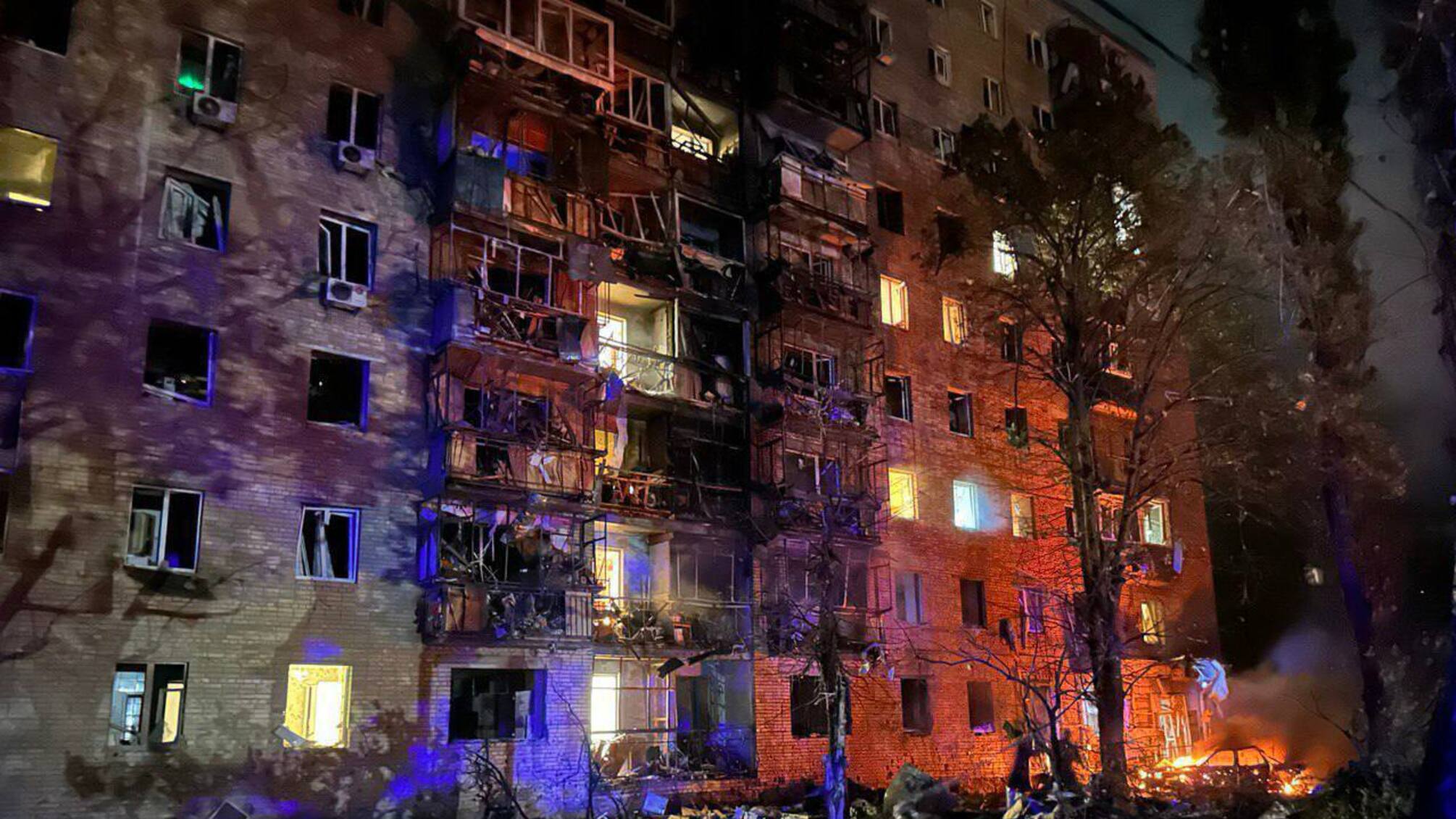 Російська влада заявляє, що ППО збила понад 30 дронів і ракет