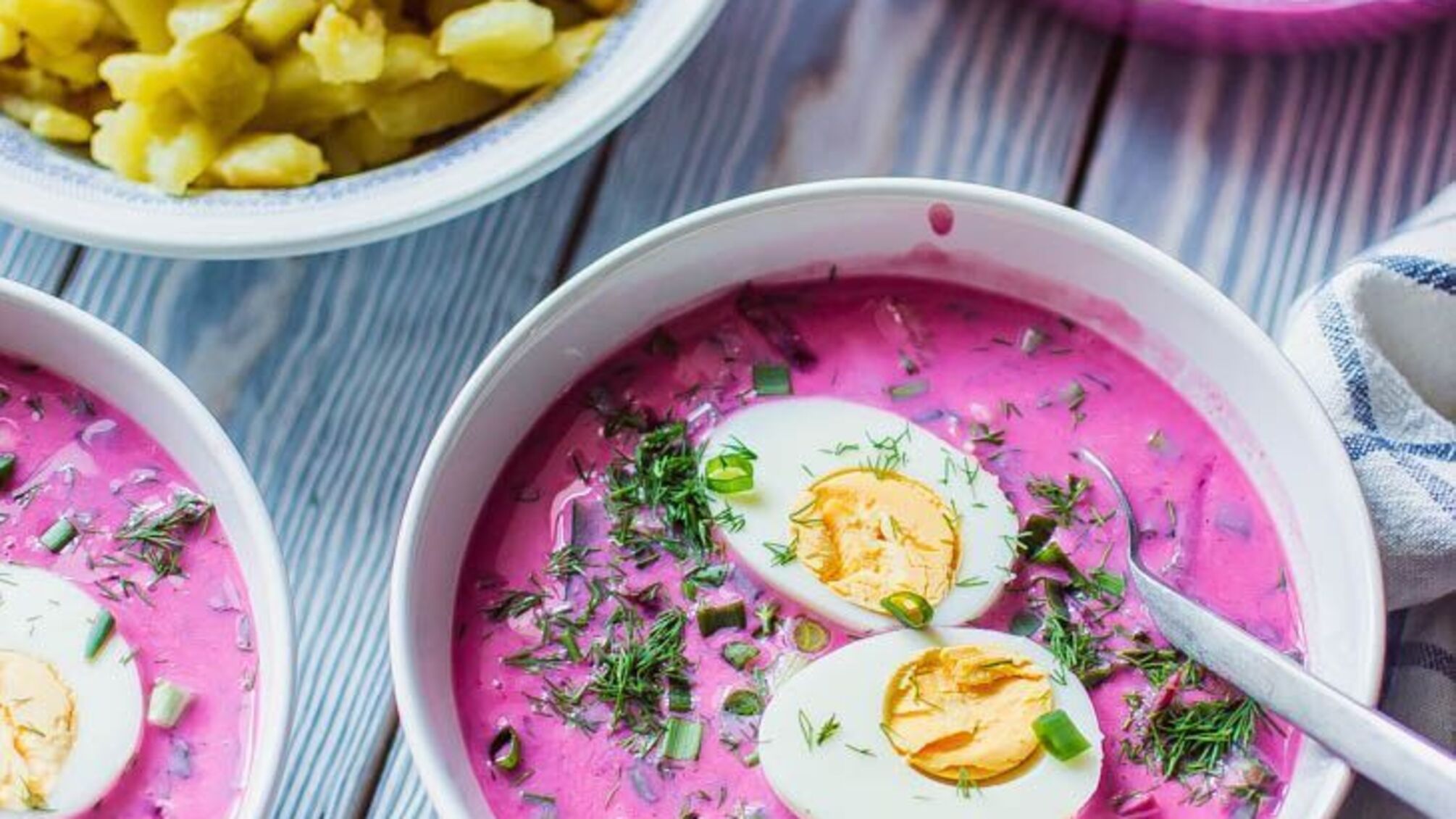 Летний холодный борщ с овощами и зеленью