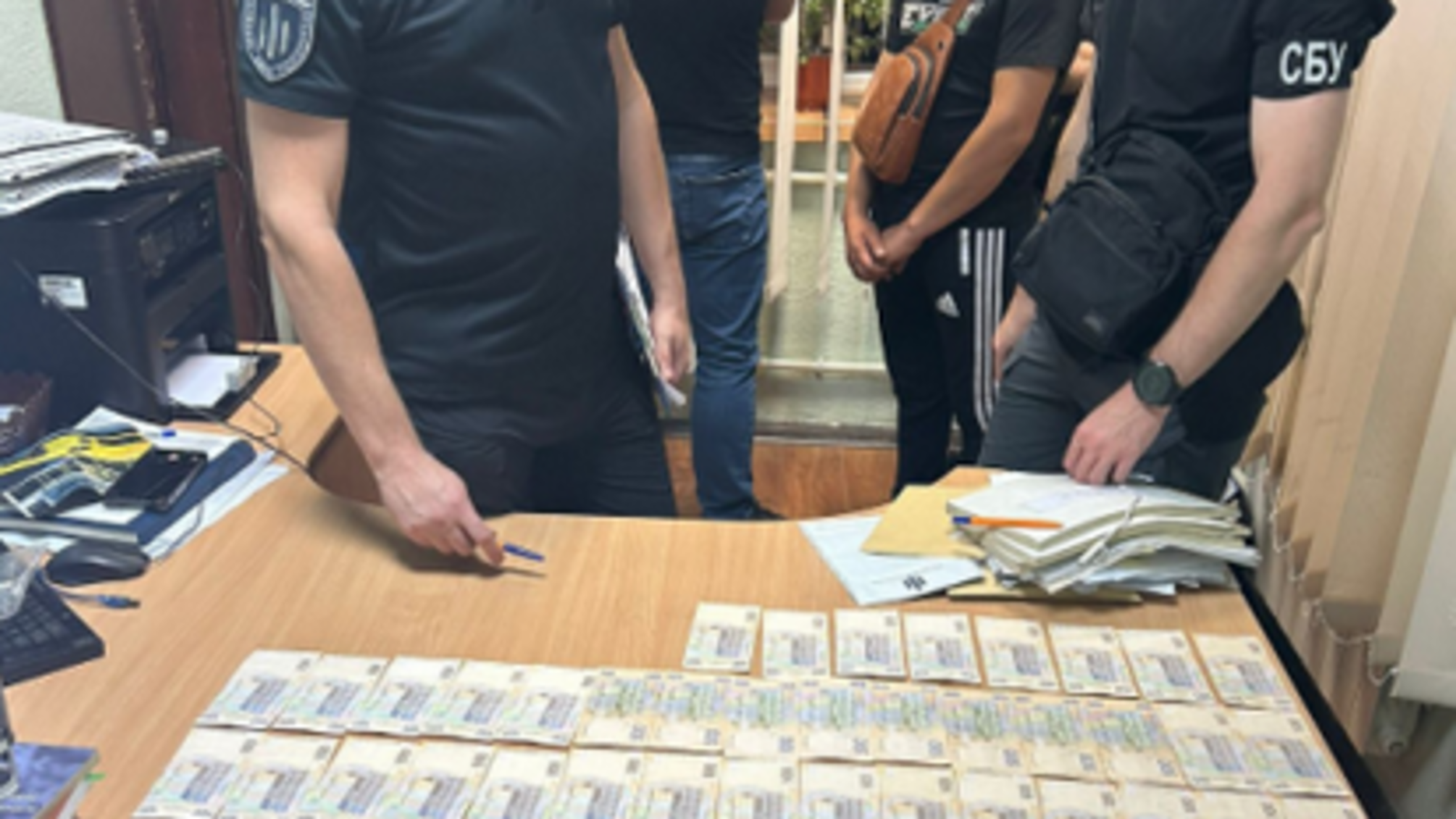 Вимагали 90 тисяч гривень за спецдозволи: на Житомирщині викрили двох посадовців-правоохоронців