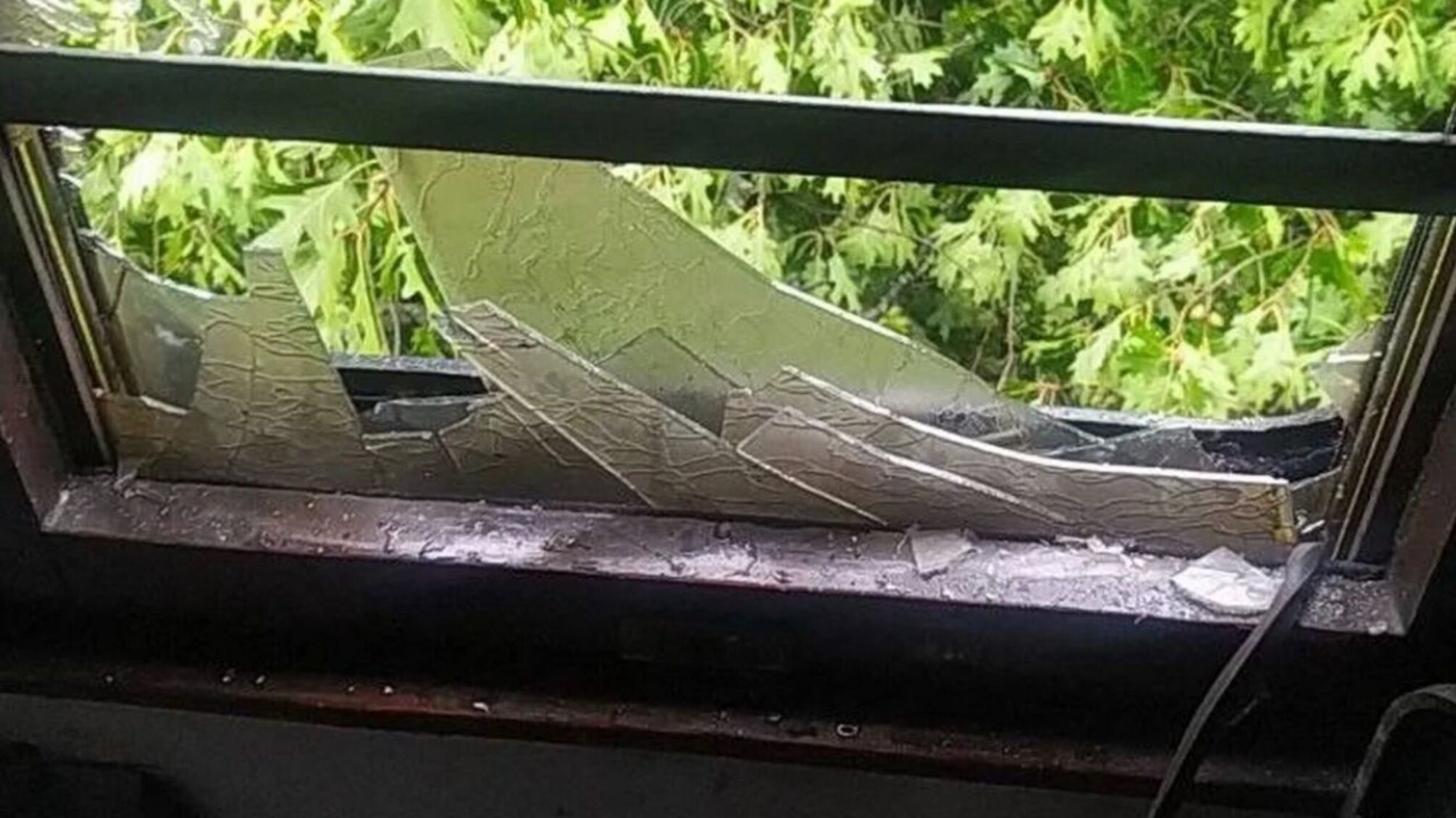 Вагон приміського поїзда пошкоджено, пасажири травмовані