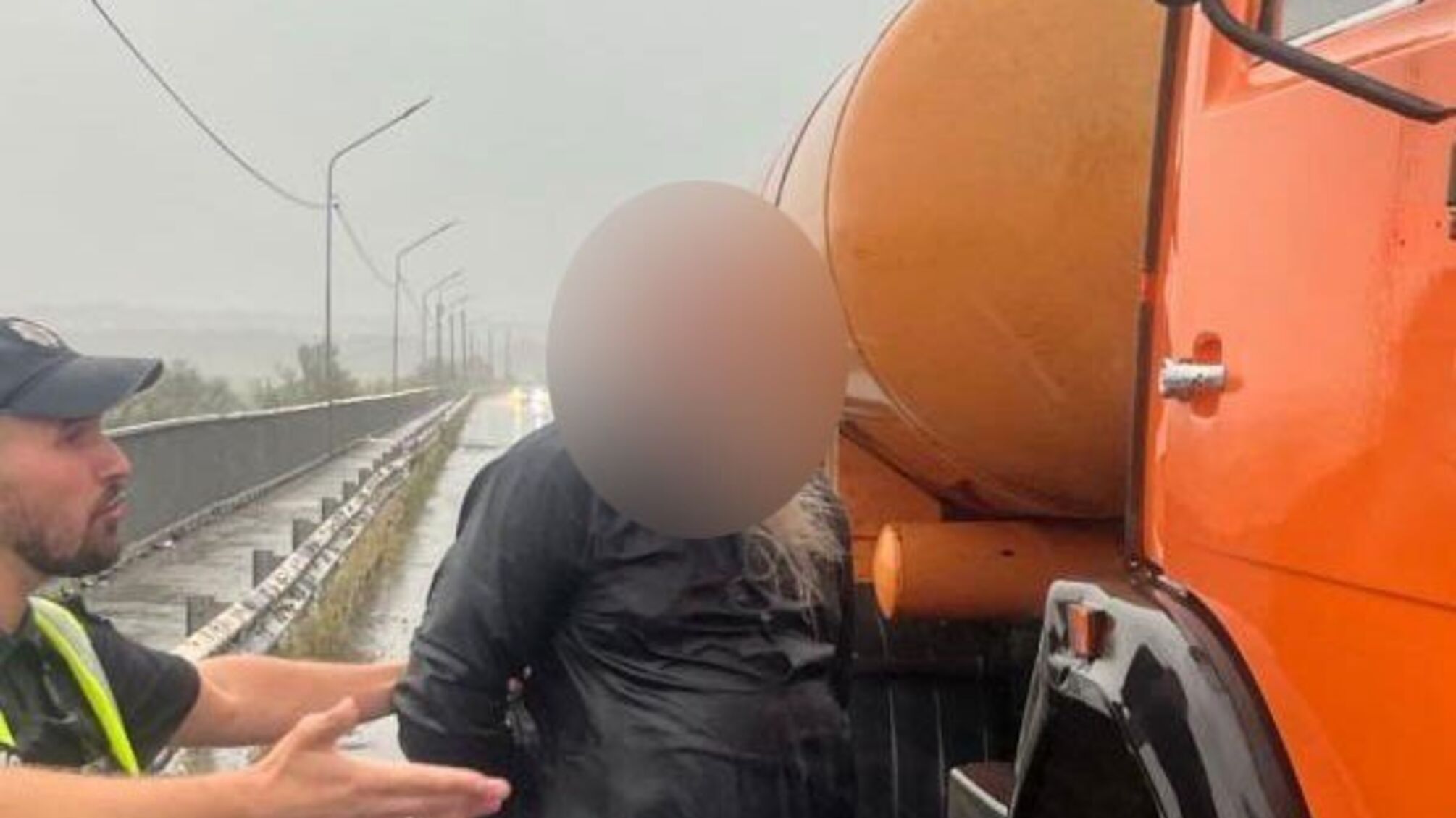 В Черновицкой области пьяный священник на КамАЗе врезался в столб и избил патрульную