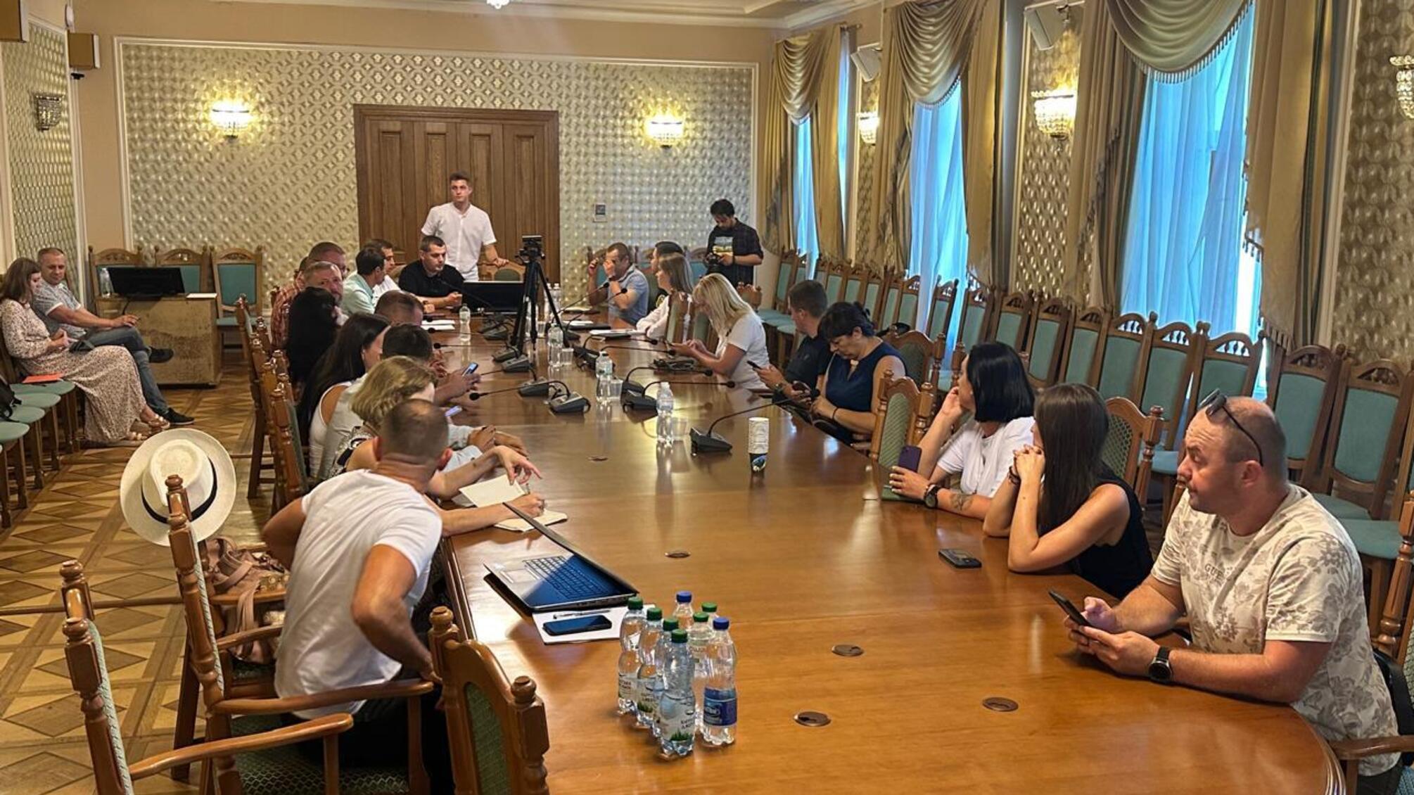 У Львові волонтери і державні служби обговорили проблеми ввезення гуманітарного вантажу