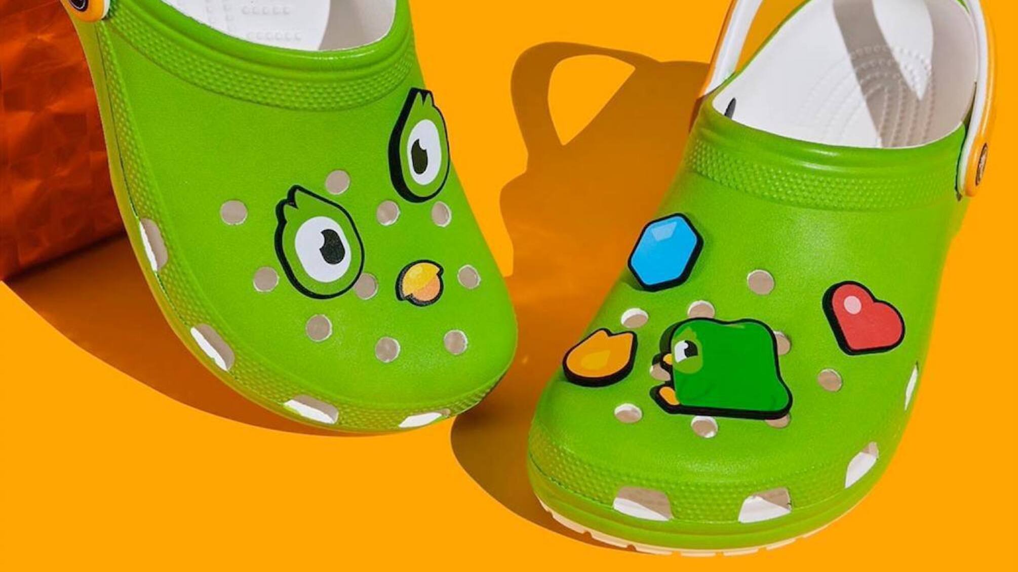 Crocs и Duolingo сделали коллаборацию, представив новую лимитированную версию сабо