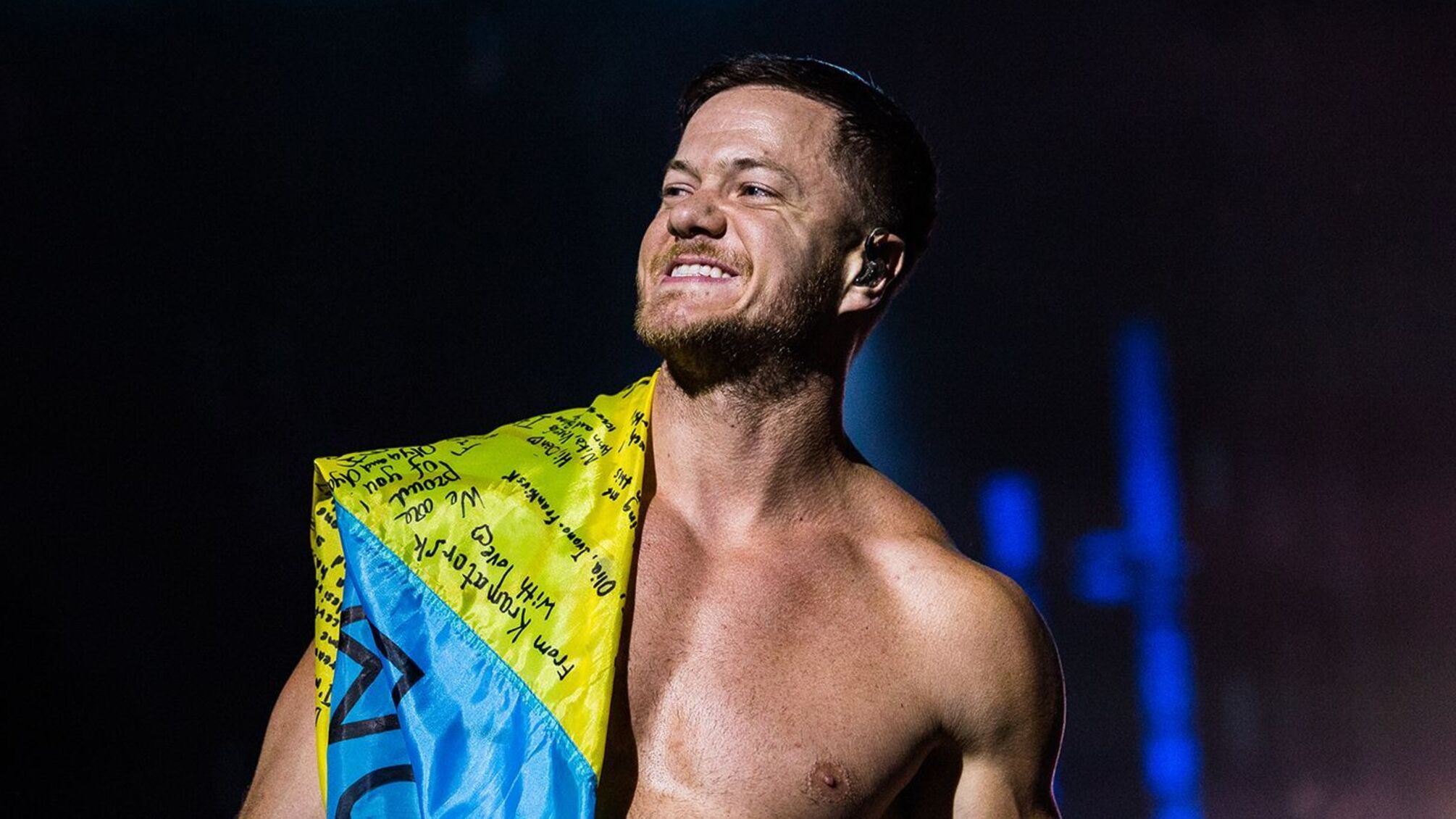 Лидер Imagine Dragons Дэн Рейнольдс поднял украинский флаг на концерте в Чикаго, поддерживая Украину