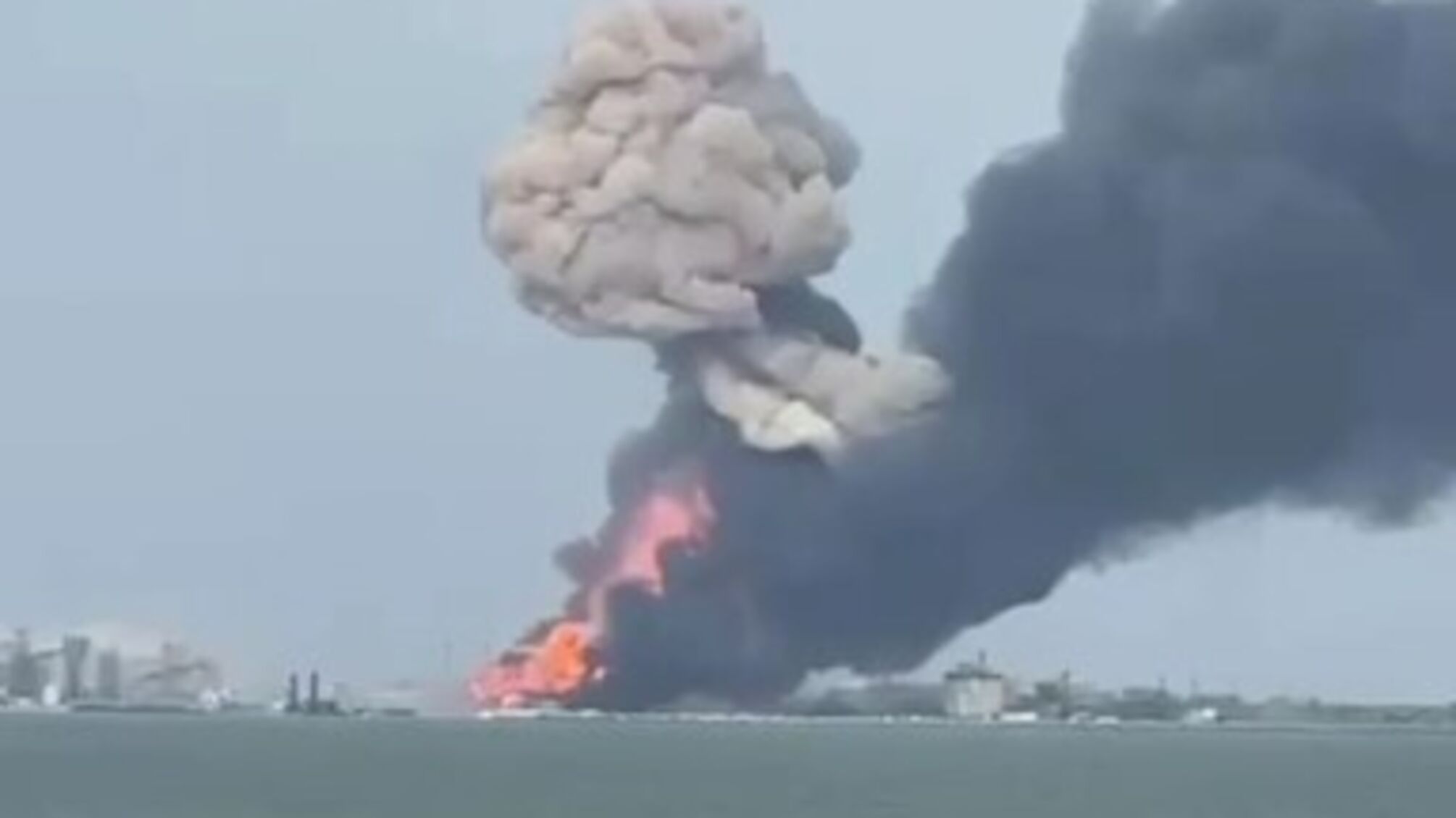 У Криму тривога, на Кубані палає пором, - мережа (фото, відео)