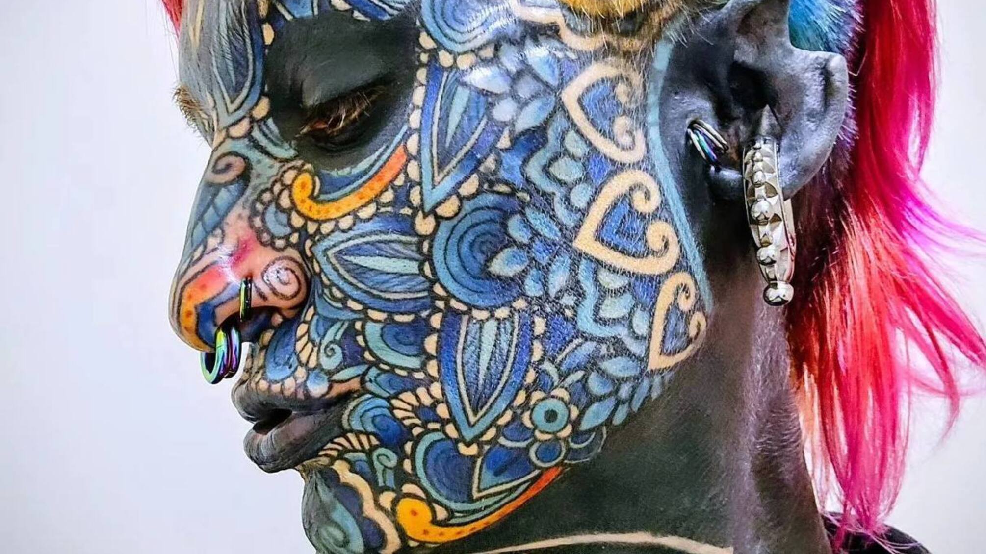 Женщина, тело которой на 99,8% покрыто татуировками, попала в Книгу рекордов Гиннеса