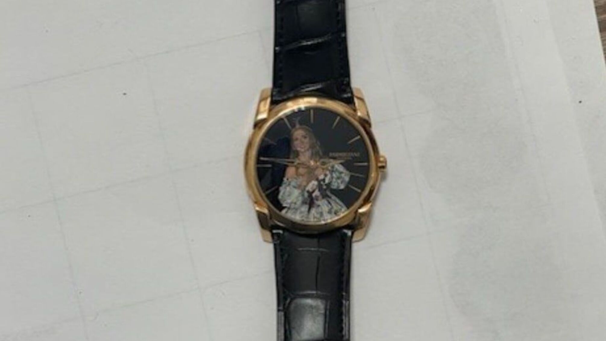 Часы Медведчука с портретом его жены выставили на аукцион(фото)