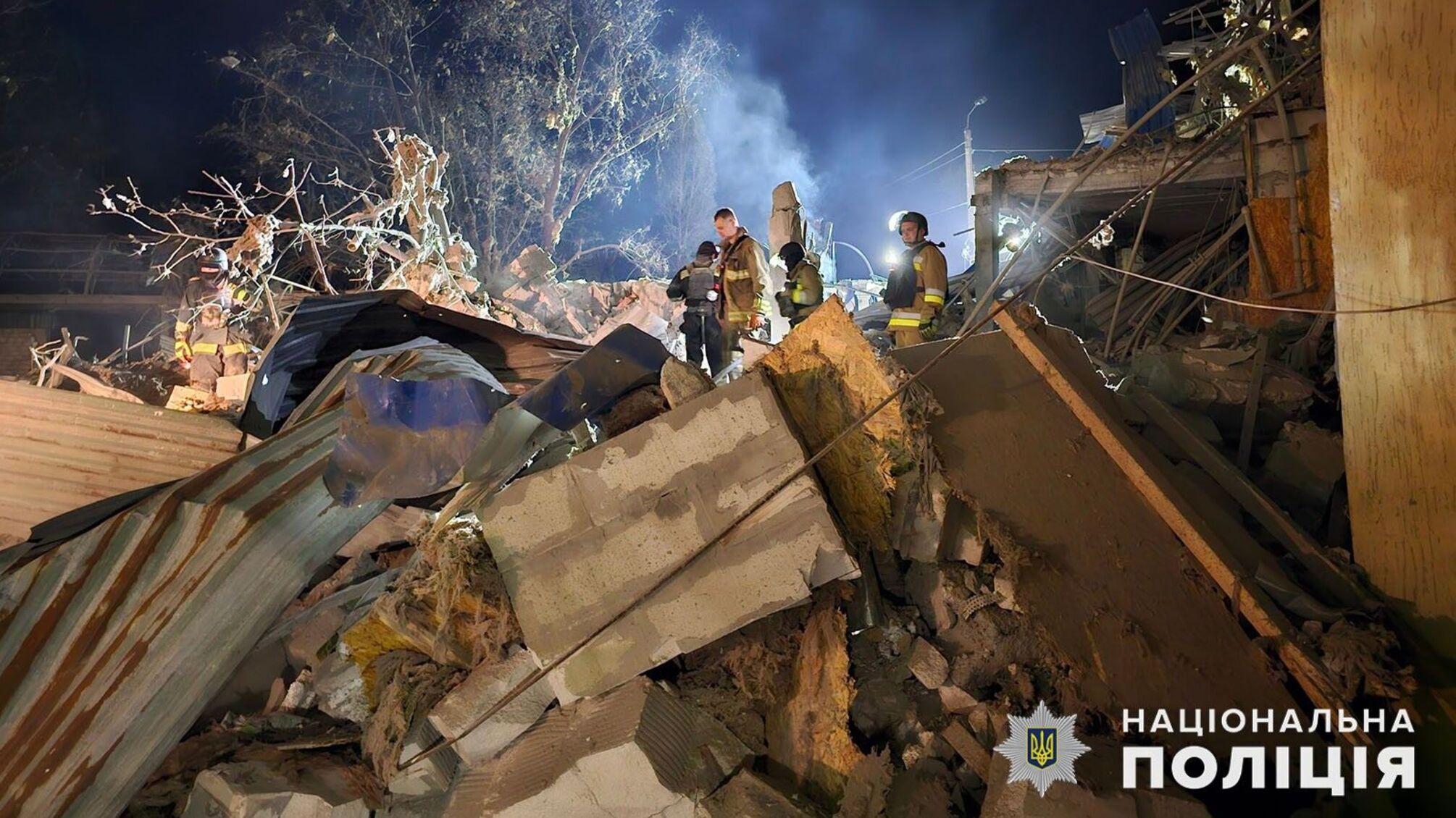 ГСЧС разбирают завалы на месте вражеского обстрела