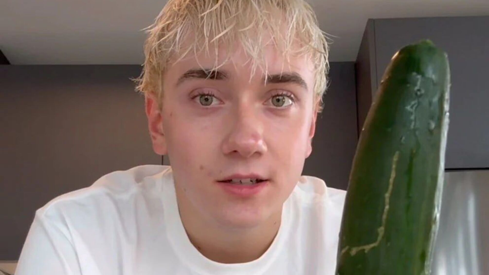 Исландские супермаркеты не успевают за спросом: TikTok-рецепт с огурцами покорил страну