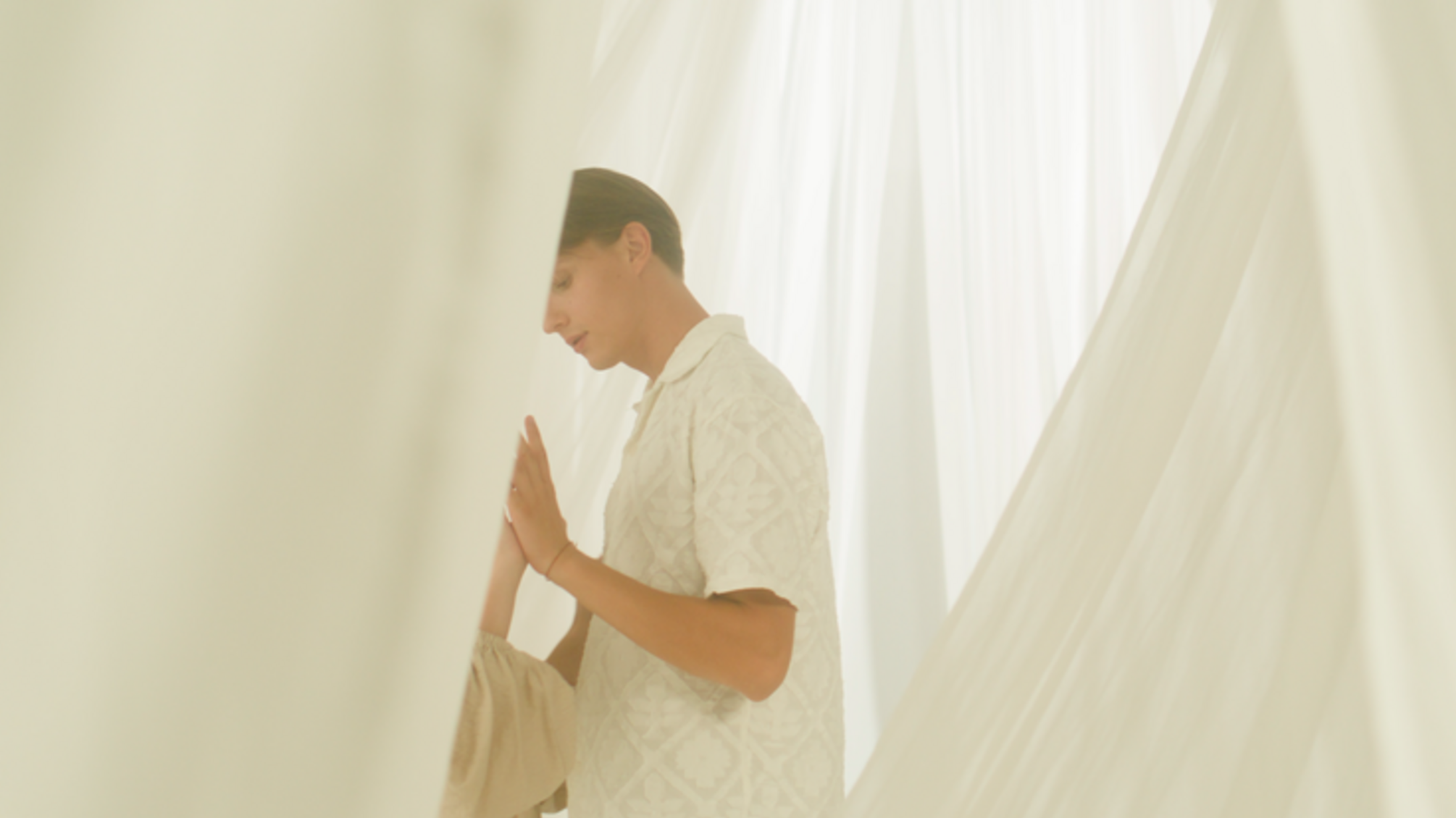 LESAN презентує кліп на пісню 'ТАРО': романтика, магія і краса Дніпра