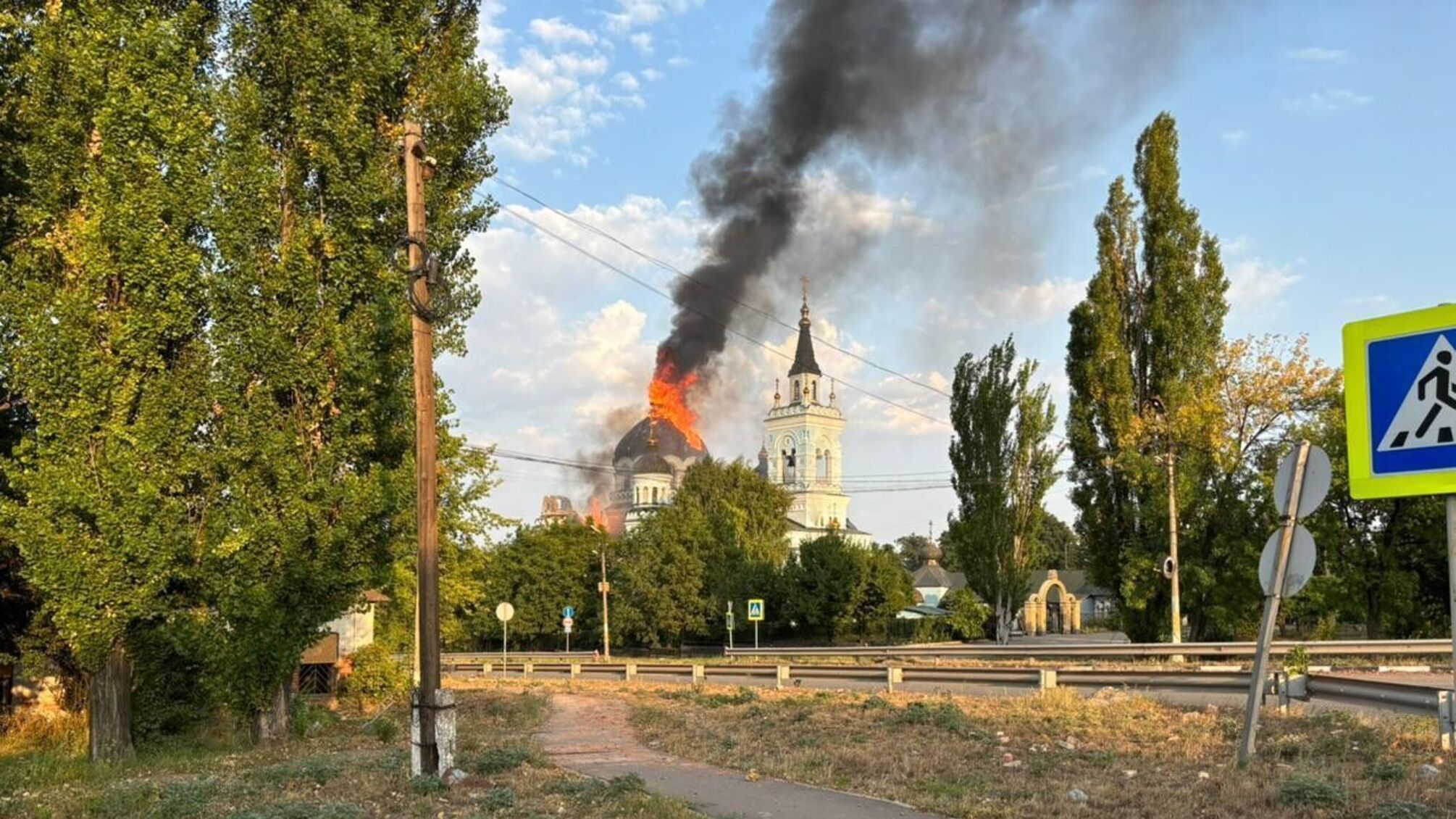 Пожежу в храмі Новоекономічного, що виникла через обстріли, загасили рятувальники