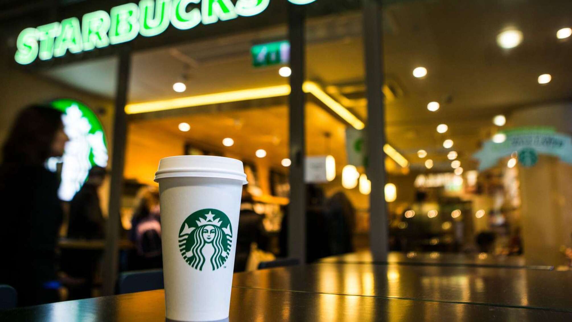 Скандал в Starbucks: новый директор использует корпоративный самолет для поездок на работу