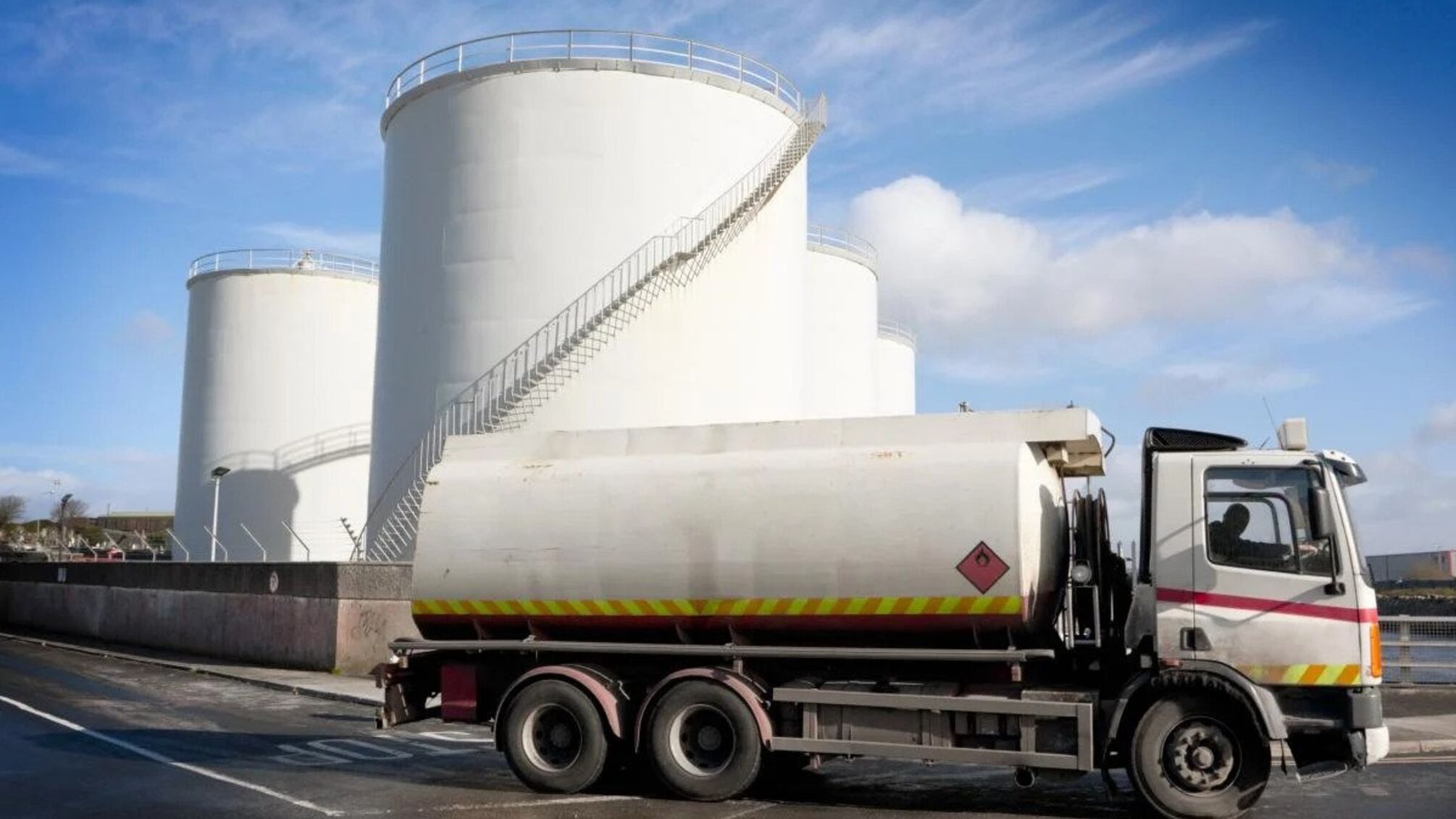 Українські дрони атакували нафтобазу в Кіровській області, – росЗМІ