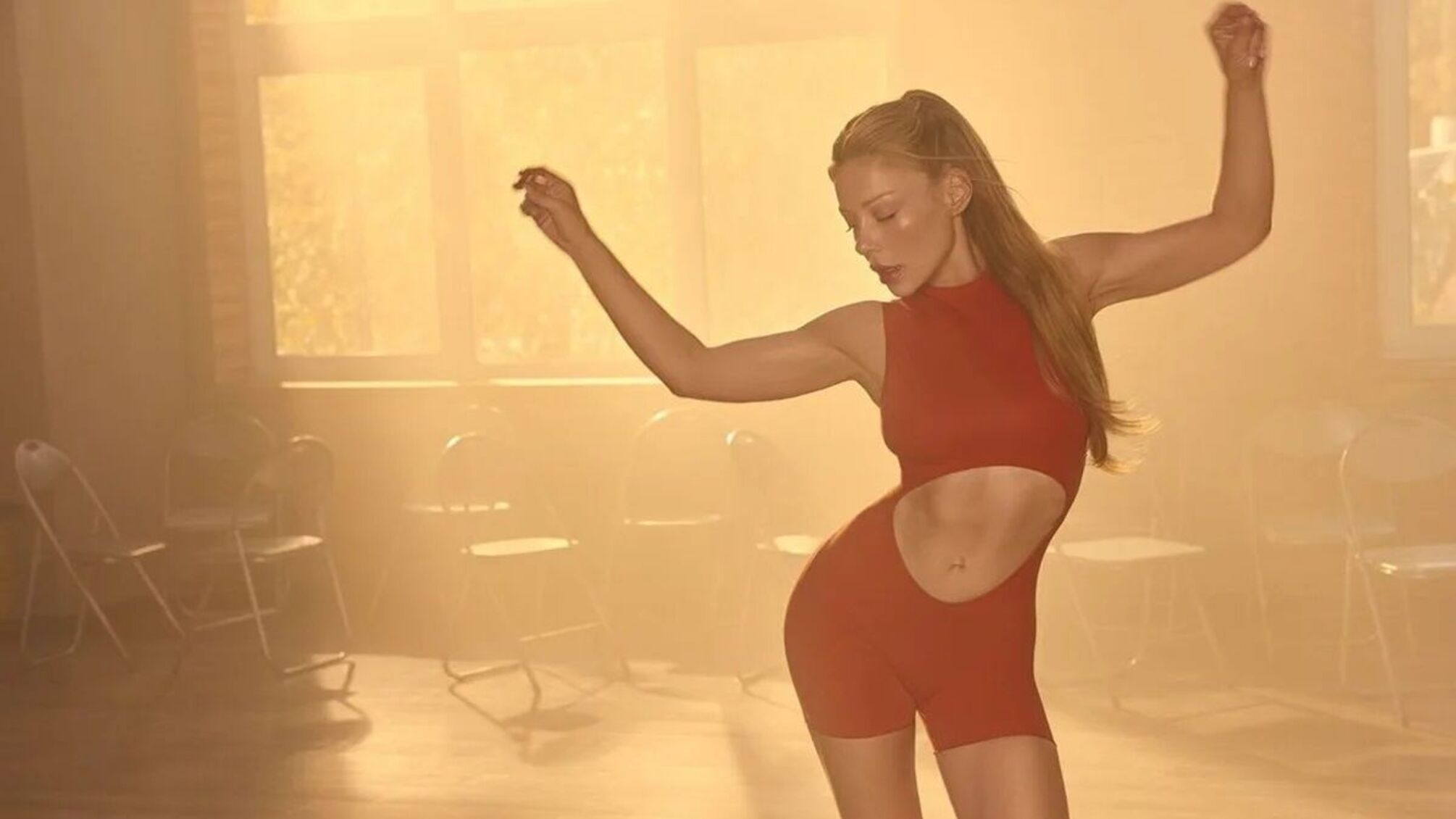 Тина Кароль представила лирическую денс песню 'Открываю'