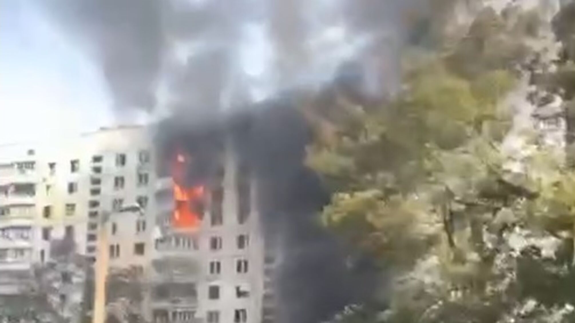 Вибухи в Харкові: російські ракети влучили в житловий будинок