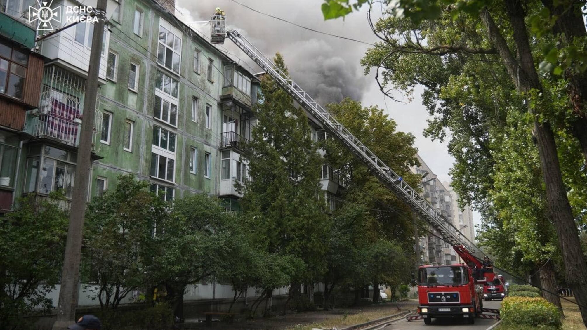 Пожар в Соломенском районе Киева ликвидирован: спасатели продолжают работать