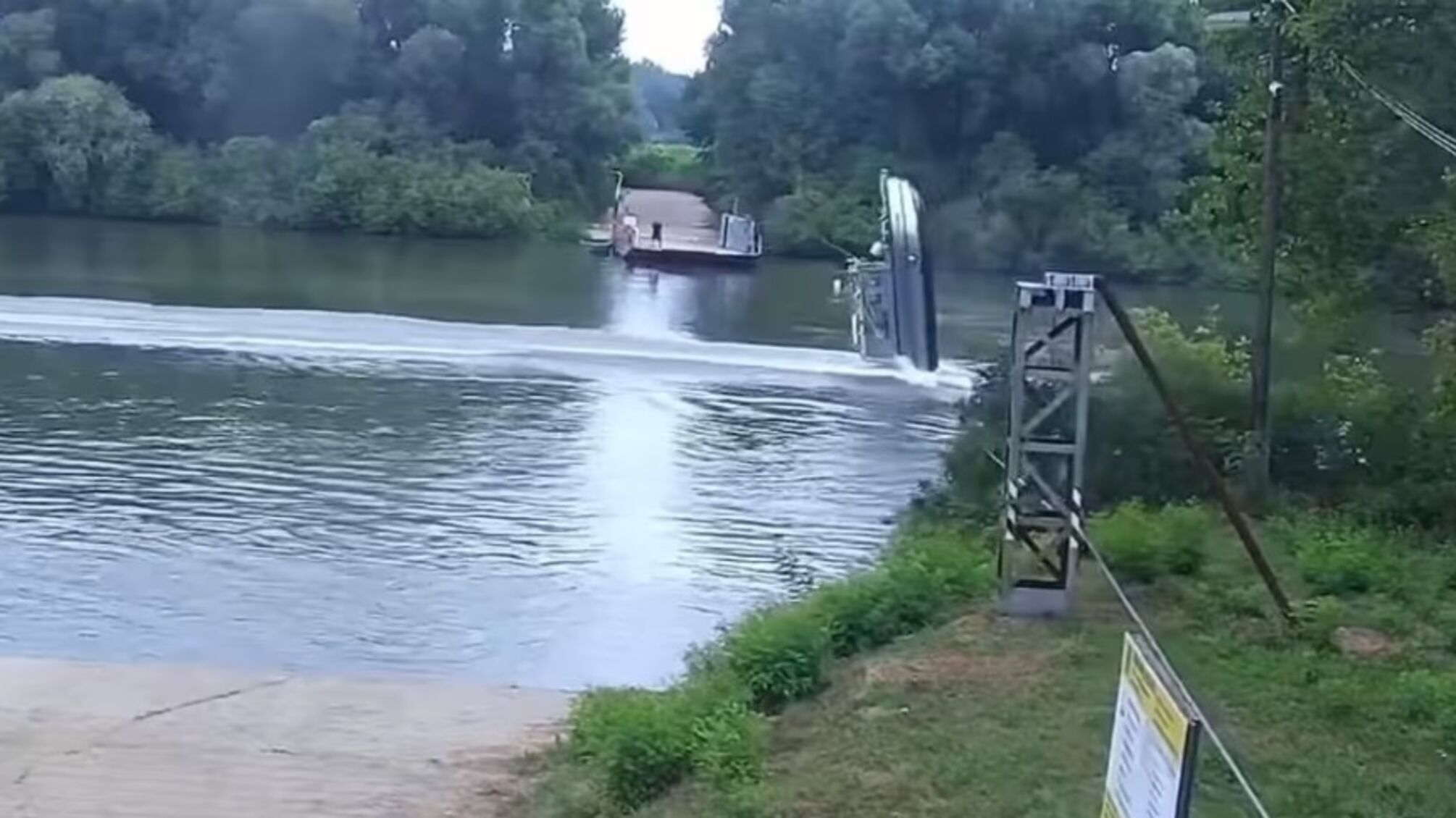 Інцидент на угорському кордоні: катер на швидкості врізався в канат і перевернувся