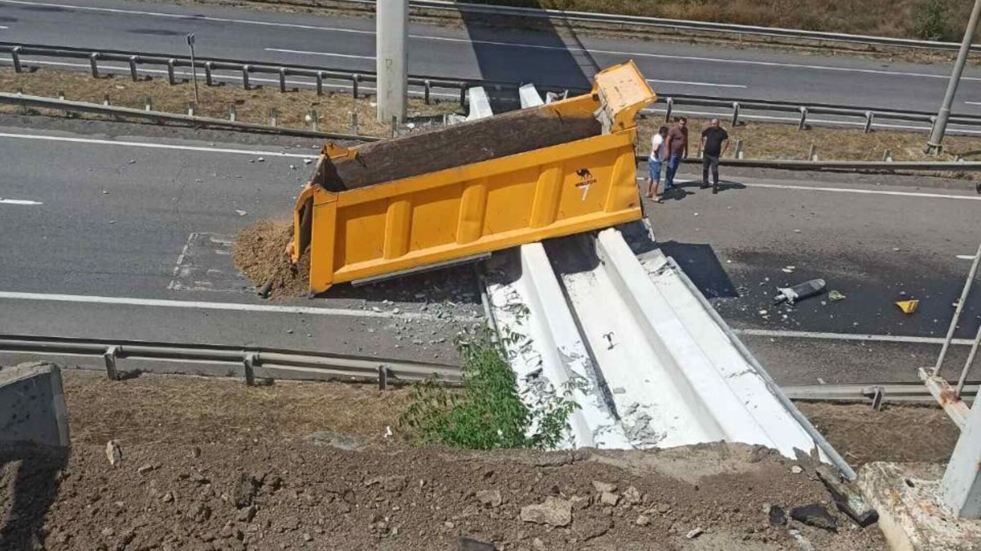 Обвалився пішохідний міст