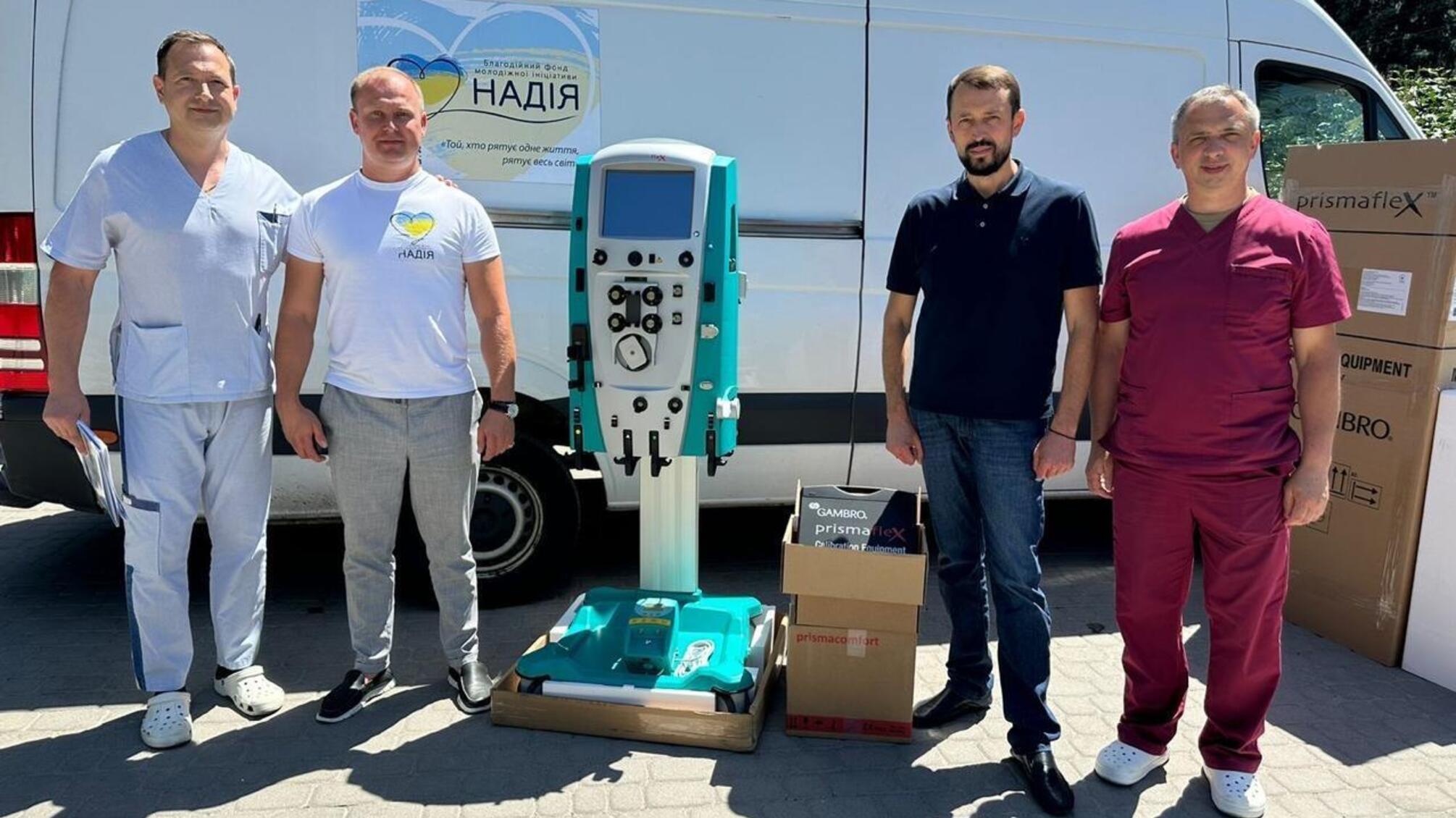 Команда фонду та Анатолій Шкрібляк оснащують прифронтові шпиталі