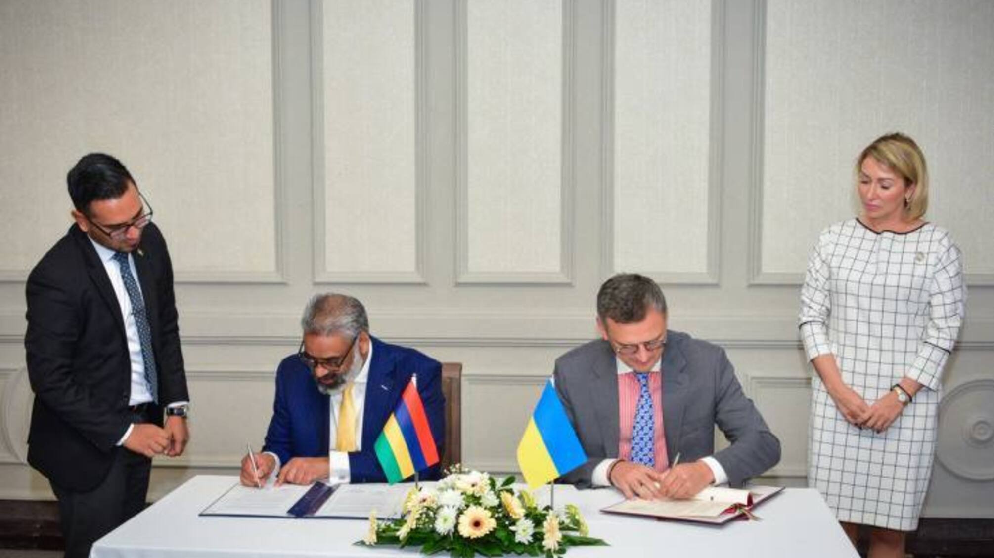 Украина и Маврикий подписали соглашение о безвизе