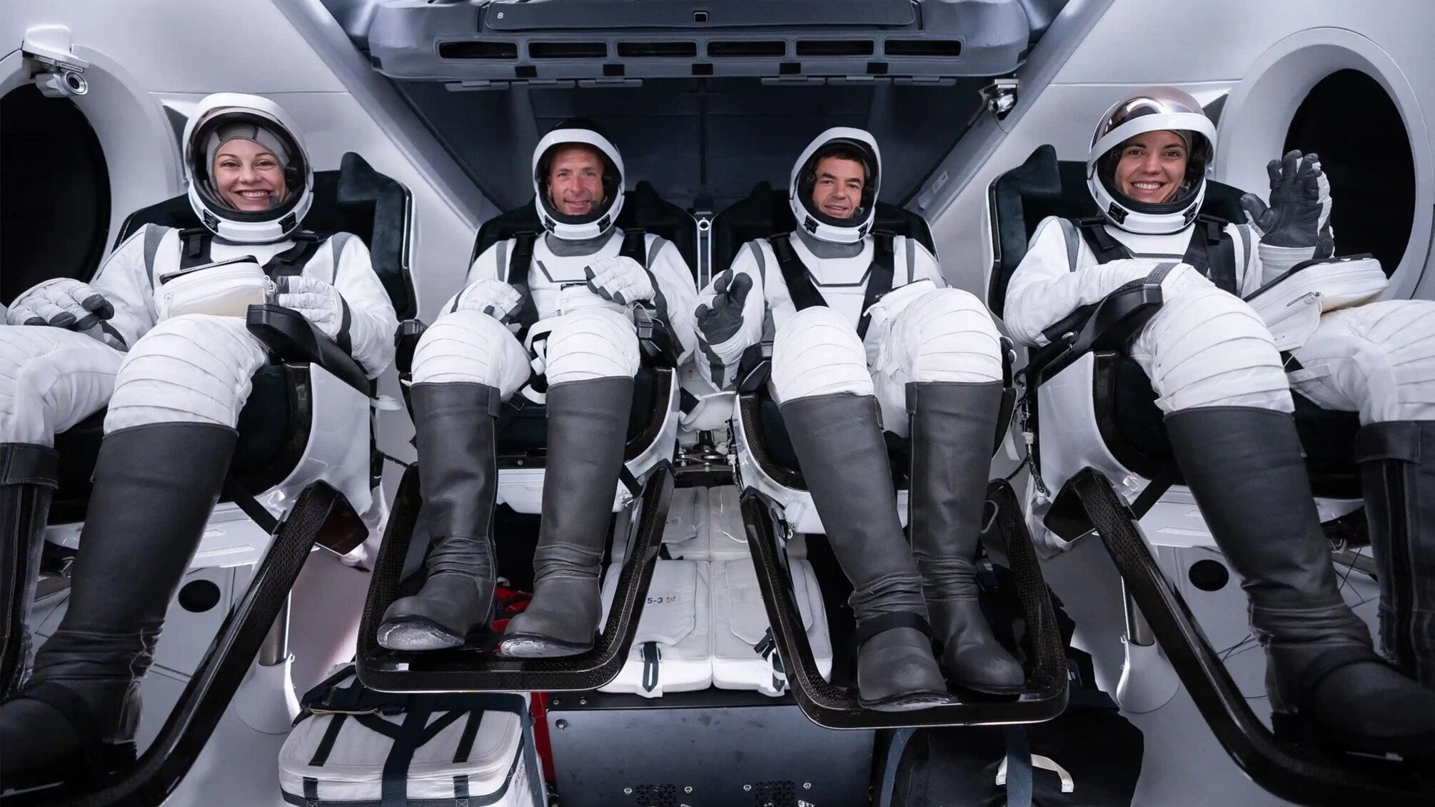 SpaceX успешно запустила первую приватную миссию Polaris Dawn с выходом людей в открытый космос