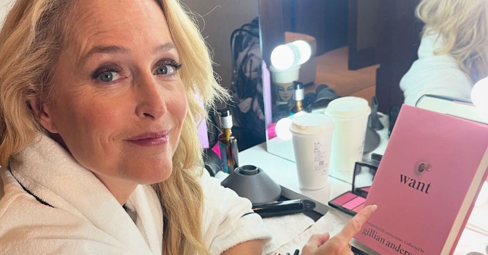 Үйде бір қыз сиып жатыр Тұратын порно актриса