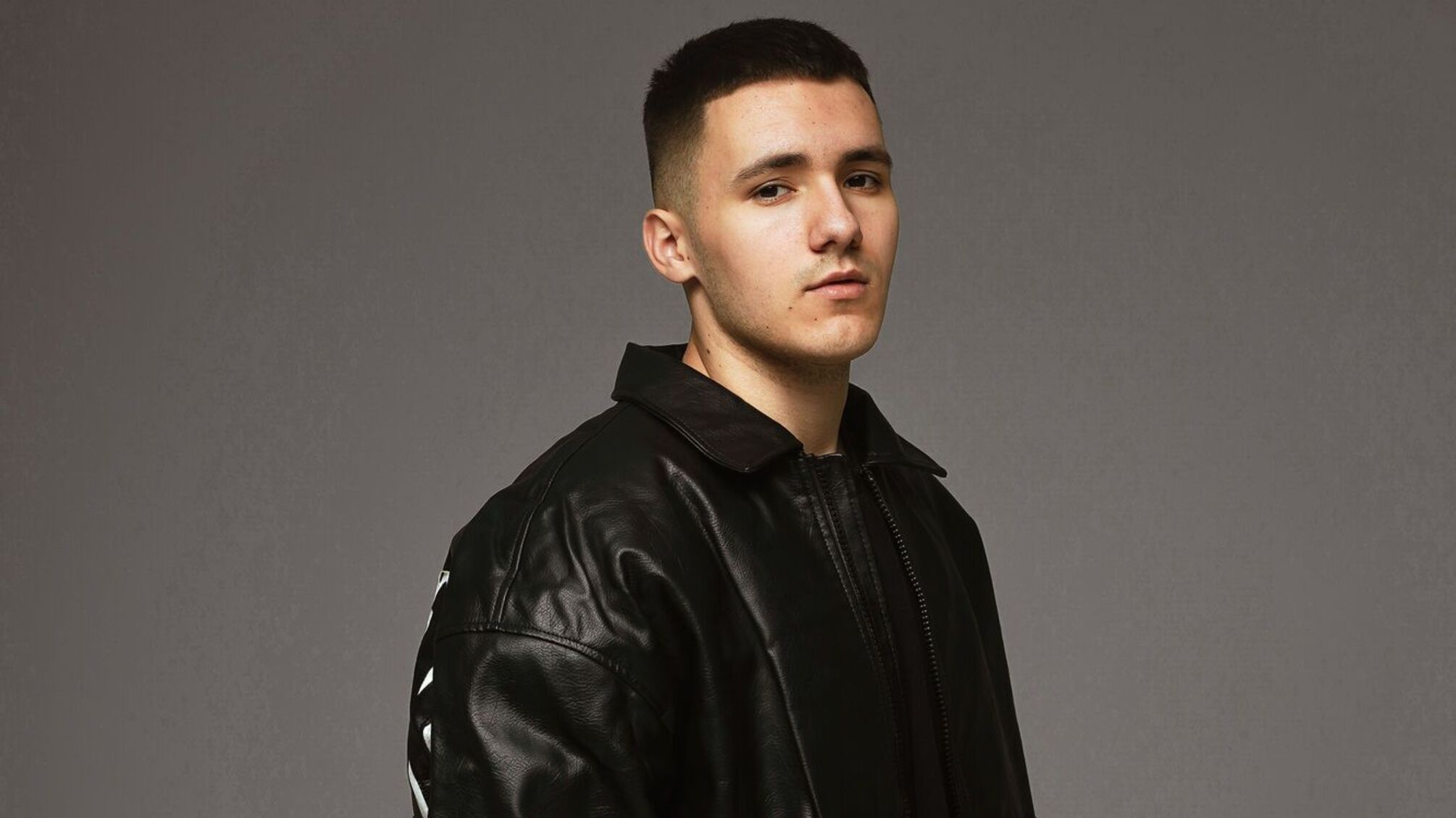 'Эндорфин': YAKTAK удивляет слушателей новой песней и клипом