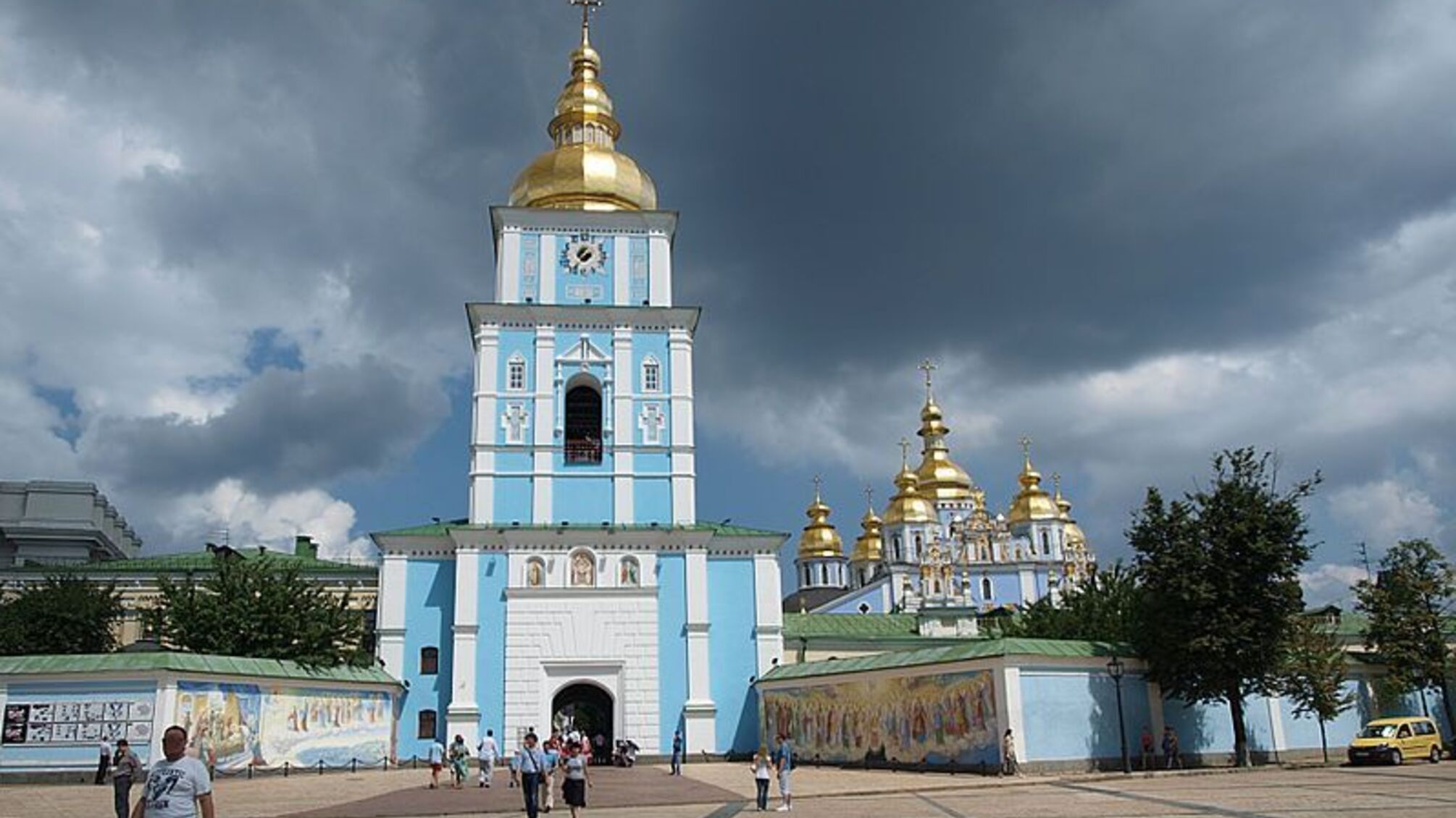 Трое неизвестных напали на митрополита у Михайловского собора