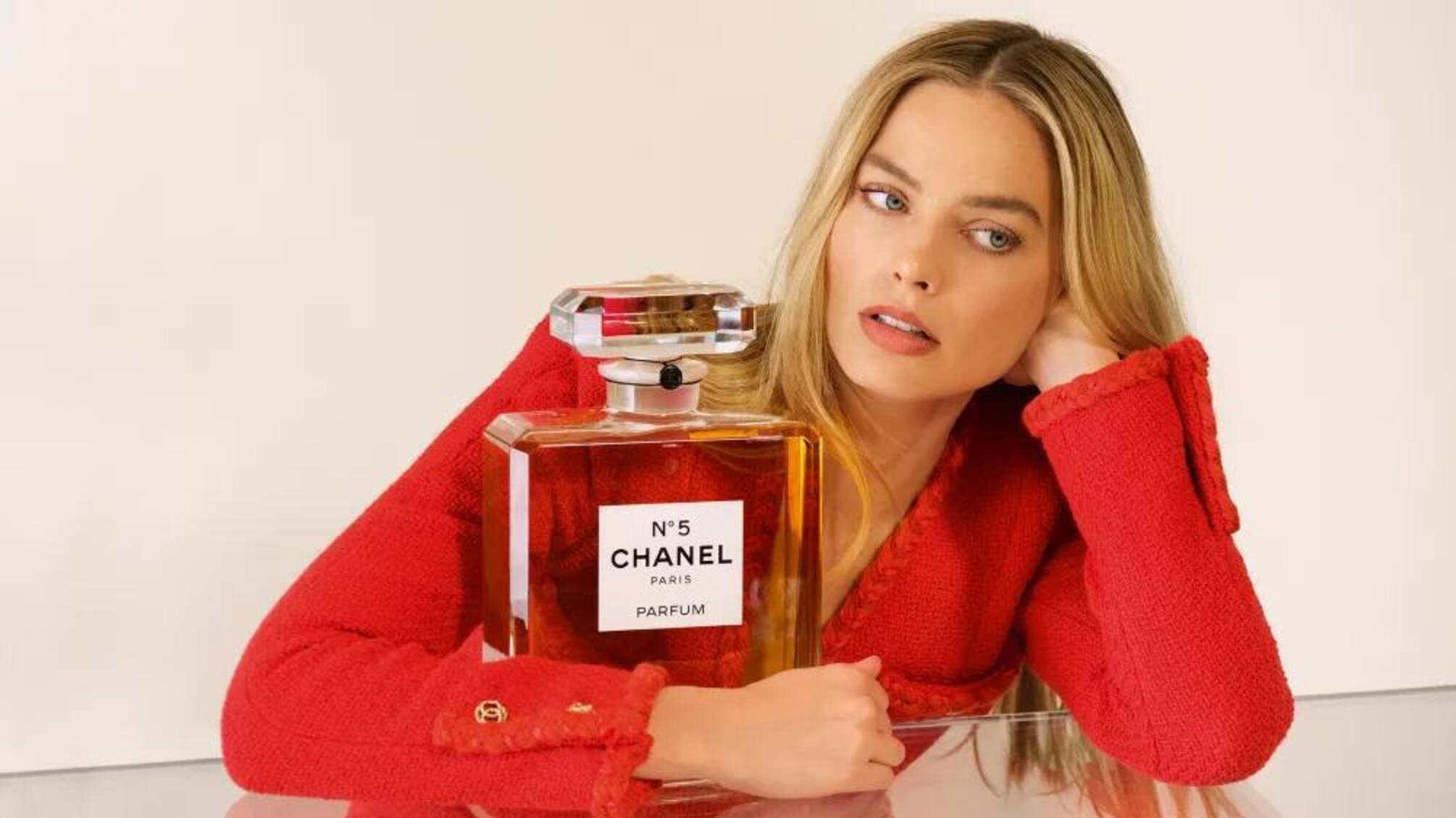 Марго Робби стала лицом культового парфюма Chanel №5