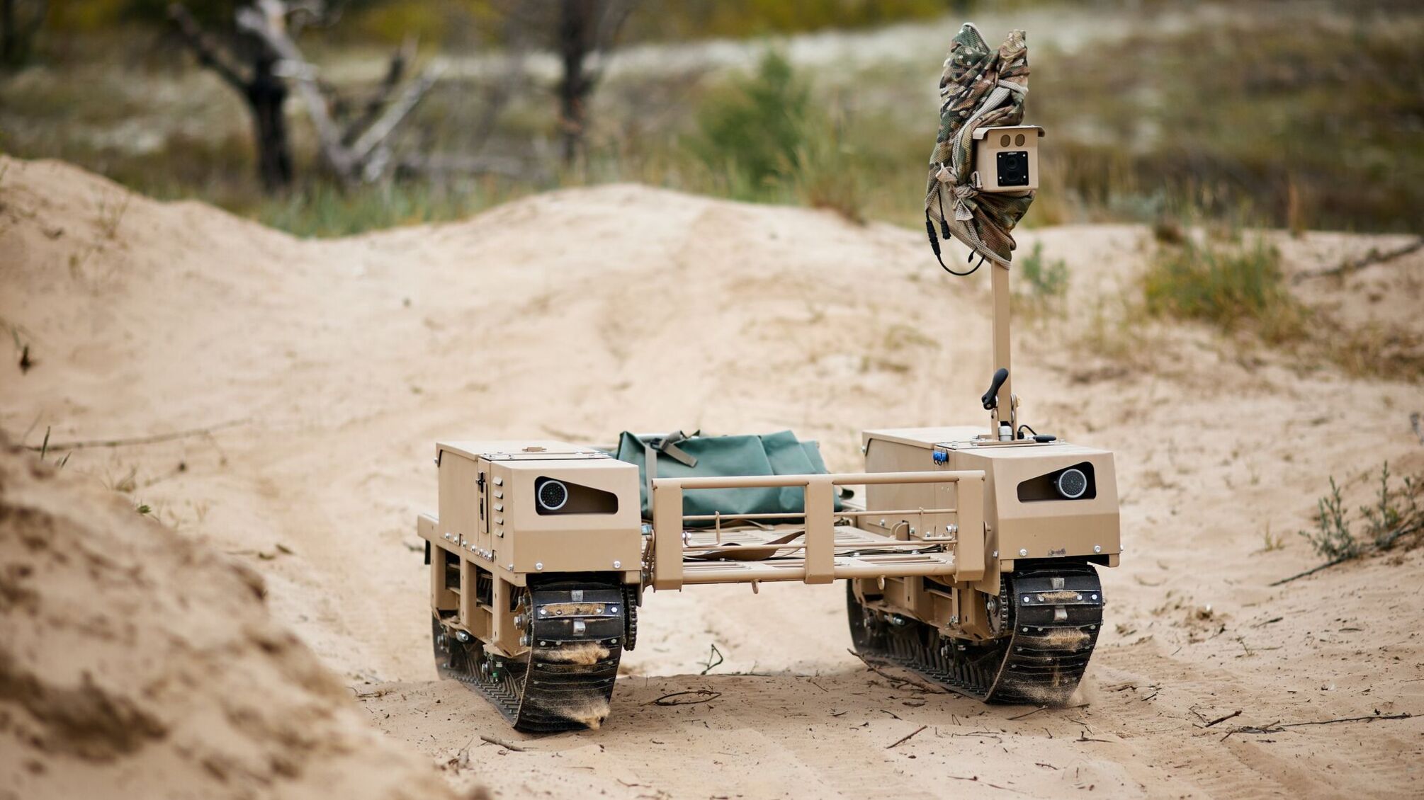 Робот 'Термит' вытащил из песчаной ловушки пикап с военными