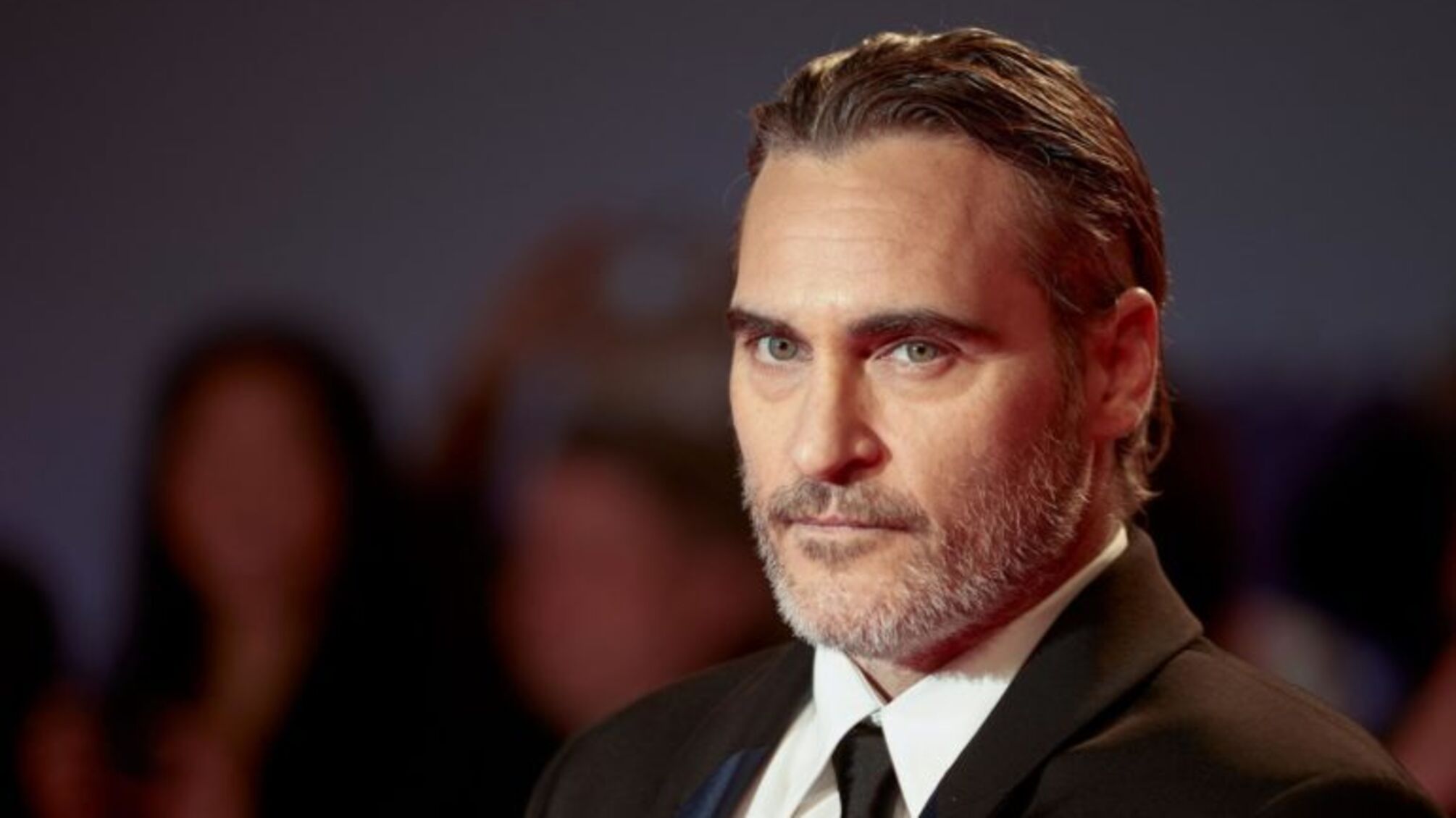 Хоакина Феникса впервые заметили с любимым и новорожденным ребенком