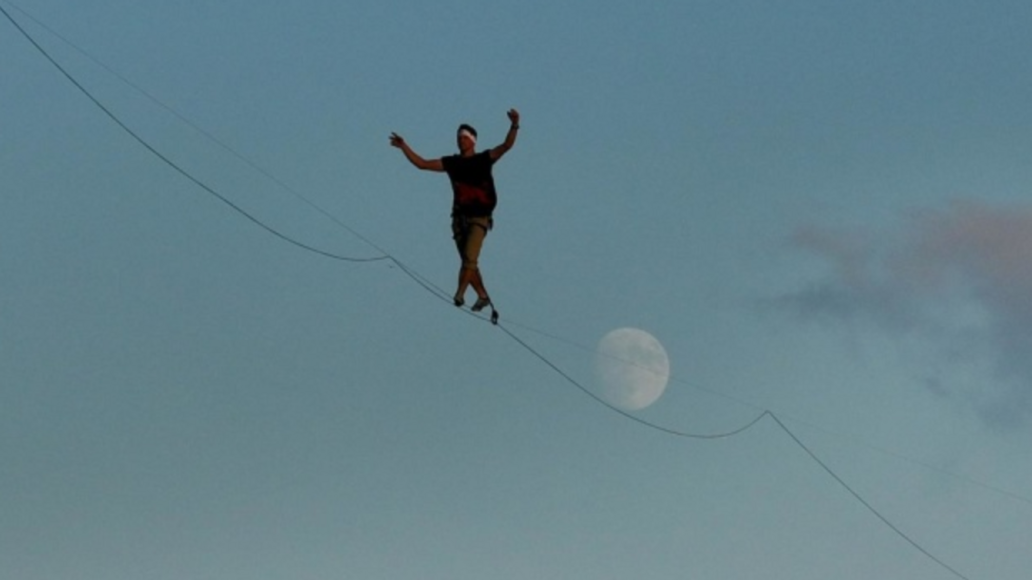 Естонський акробат вперше в історії перейшов по канату через Босфор