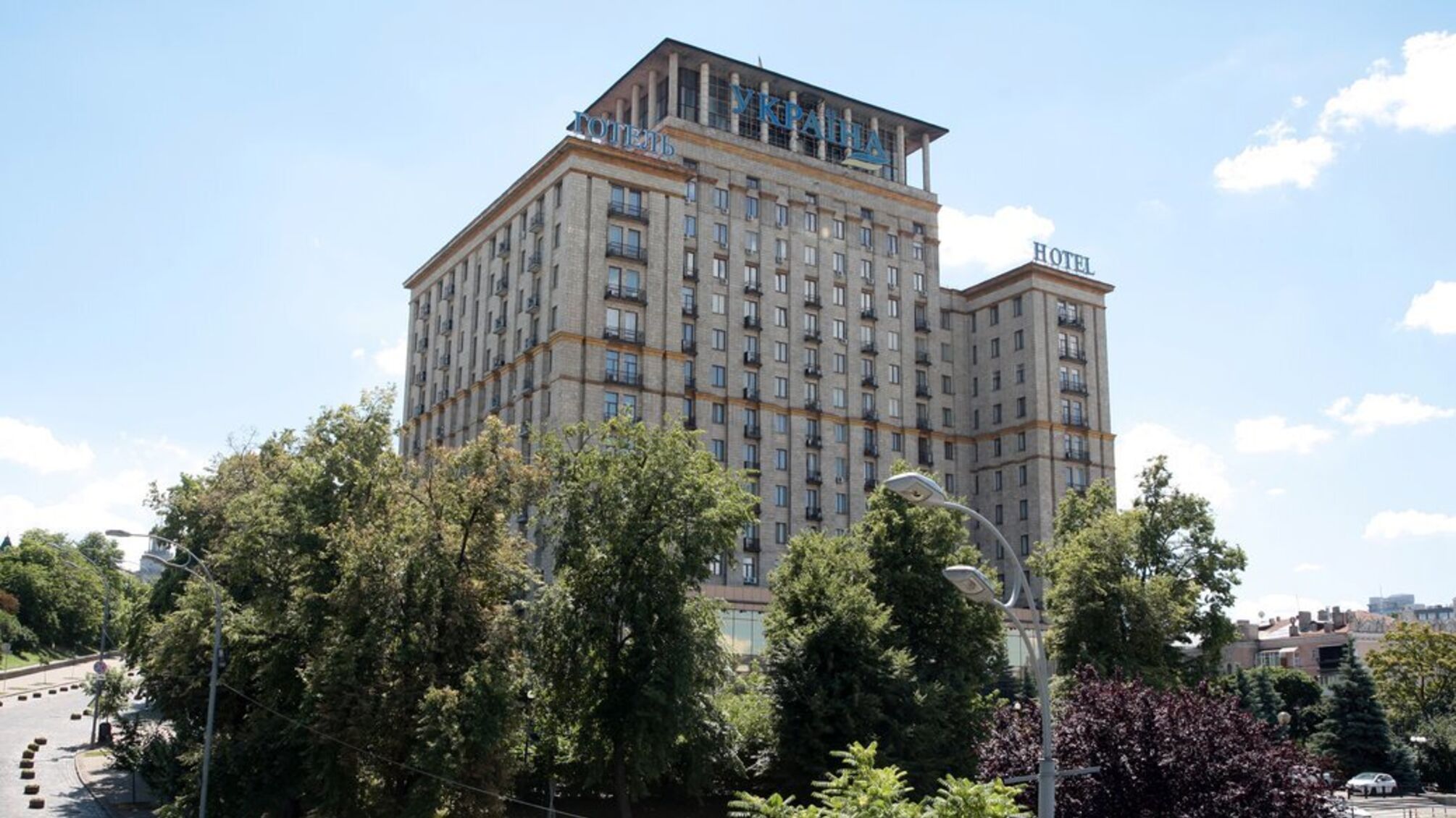 Стоимость гостиницы 'Украина' выросла в 2,4 раза во время торгов в 'Прозорро'