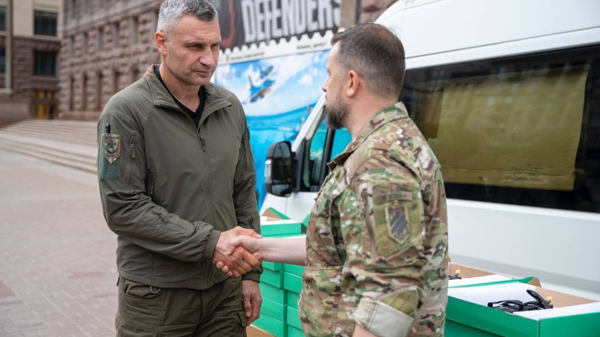 Кличко отчитывается о поддержке военных