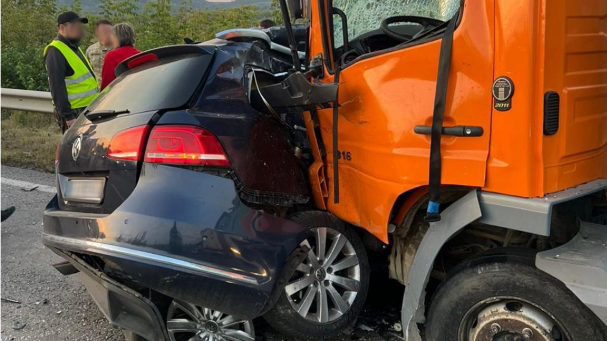 На Львовщине легковушка столкнулась с двумя грузовиками — есть погибшие