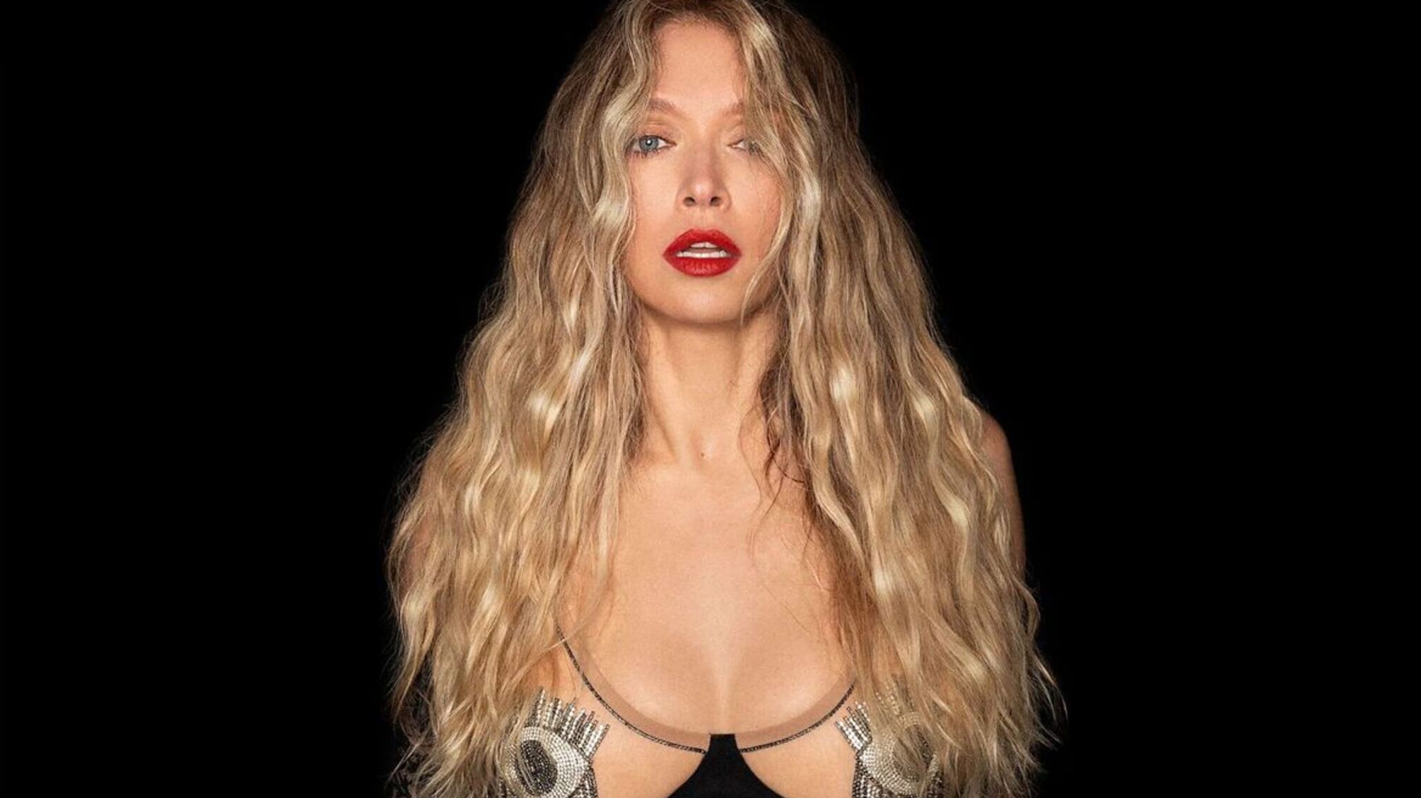 Вера Брежнева удивила соблазнительным, полуобнаженным образом в клипе на песню 'Останови'