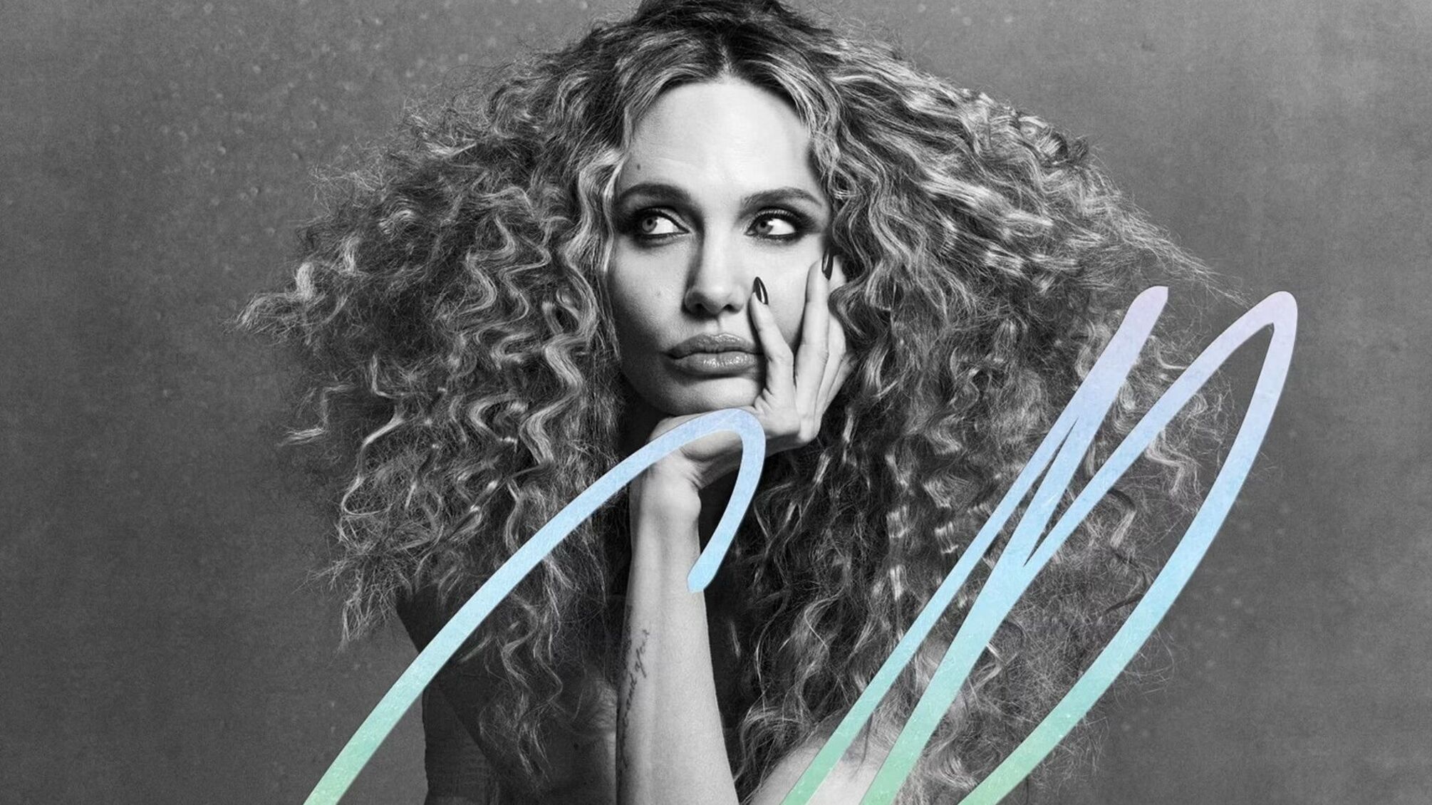 Джоли появилась на обложке журнала в восьмую годовщину развода с Питтом