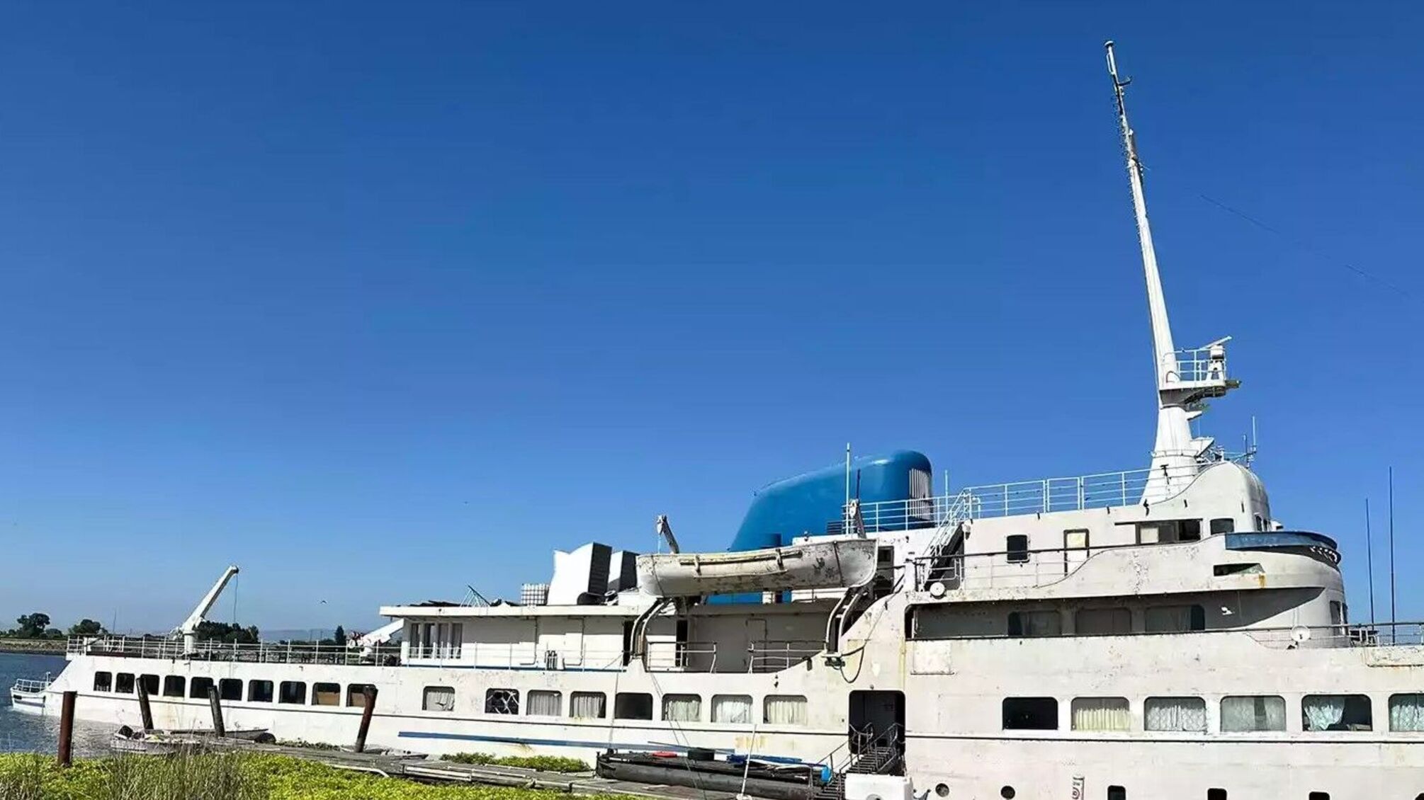 Американские супруги потратили 1 млн долларов на ремонт лайнера, который продолжает тонуть