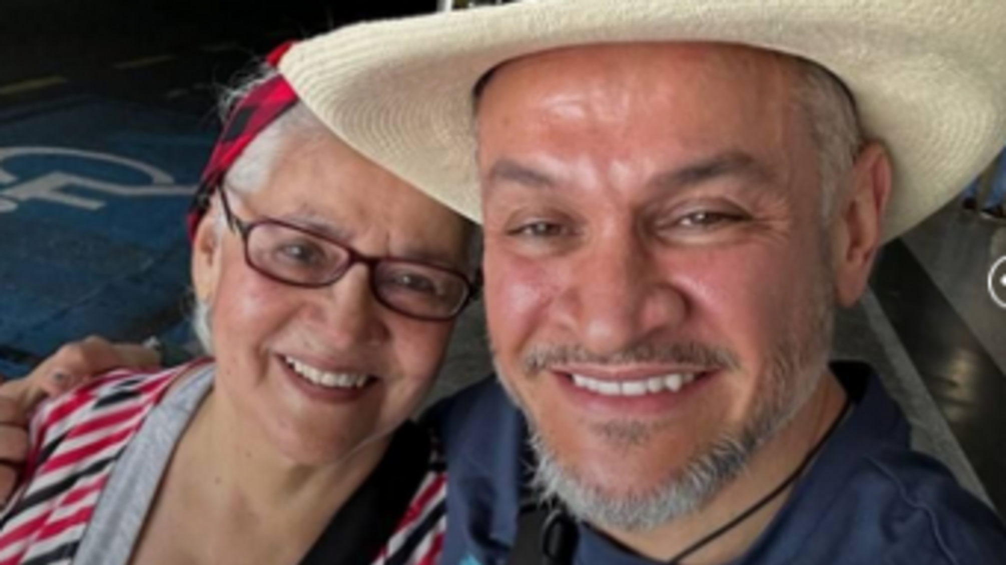 Сильно скучив, – Ектор Хіменес-Браво показав рідкісні кадри з мамою