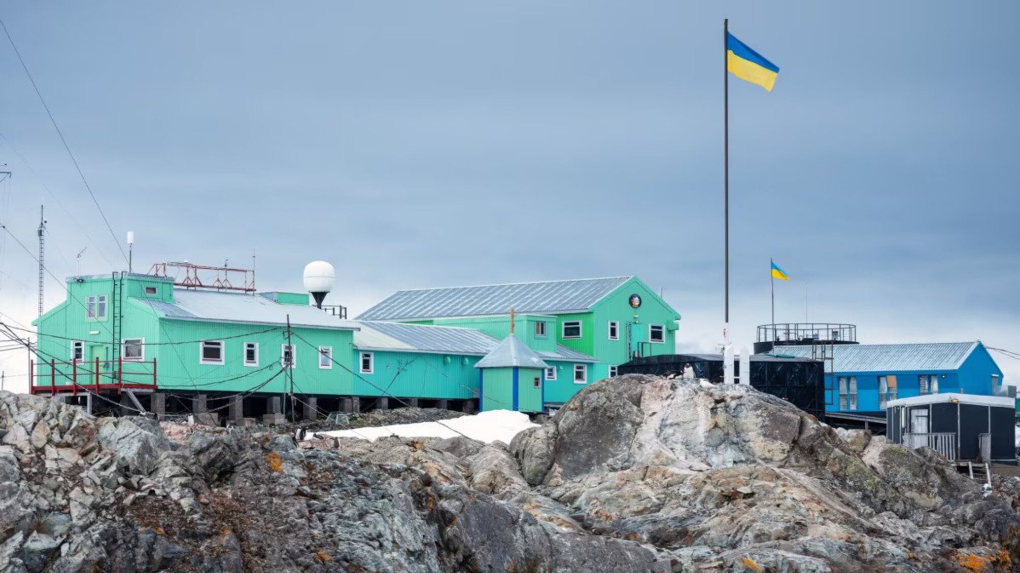 Українська антарктична станція «Академік Вернадський», яка розташована на мисі Марина острова Галіндез за 7 кілометрів від західного узбережжя Антарктичного півострова