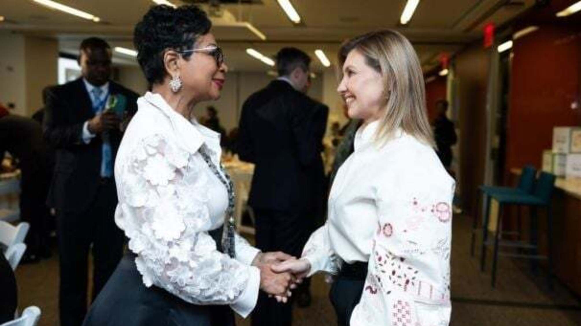 В стильной вышиванке: нарядная Елена Зеленская получила награду в Нью-Йорке